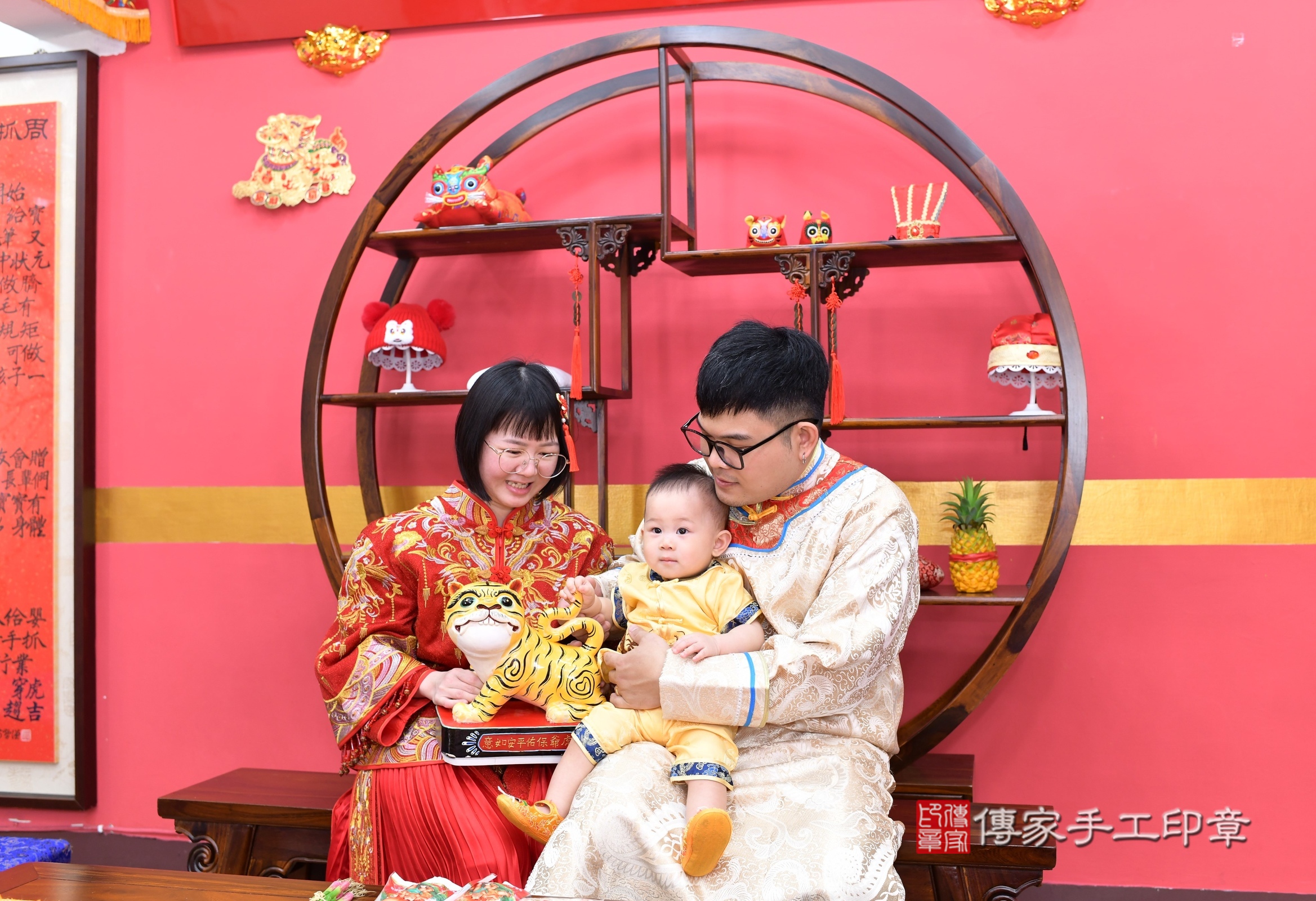 新北市永和區淏淏寶寶抓周推薦：傳家新北店抓周度脺中國風會場，嬰兒古禮抓周流程儀式吉祥話、抓周道具物品24種、拍照。抓周證書。2025.3.28，照片14
