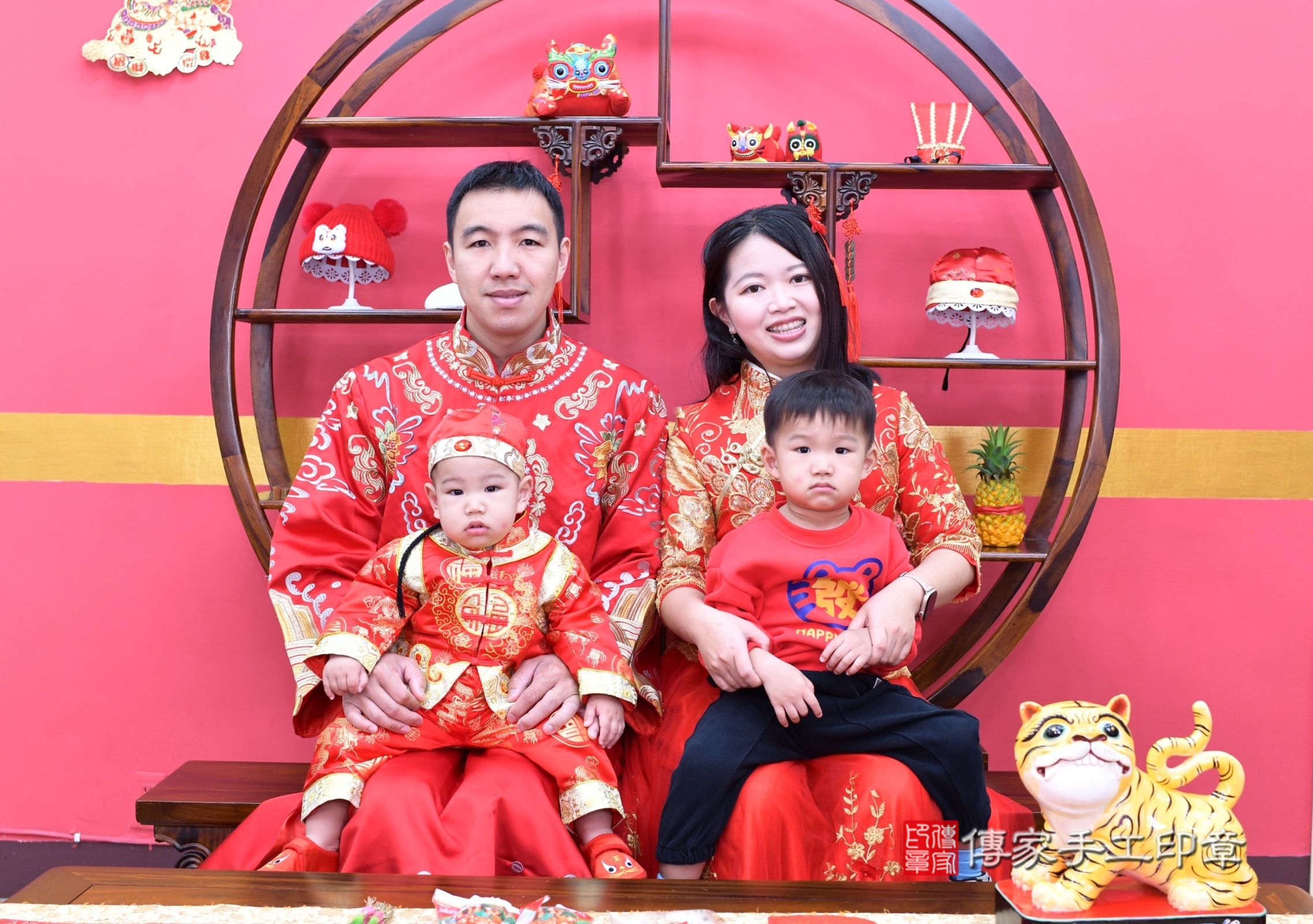 新北市永和區暘暘寶寶抓周推薦：傳家新北店抓周度脺中國風會場，嬰兒古禮抓周流程儀式吉祥話、抓周道具物品24種、拍照。抓周證書。2025.3.29，照片2