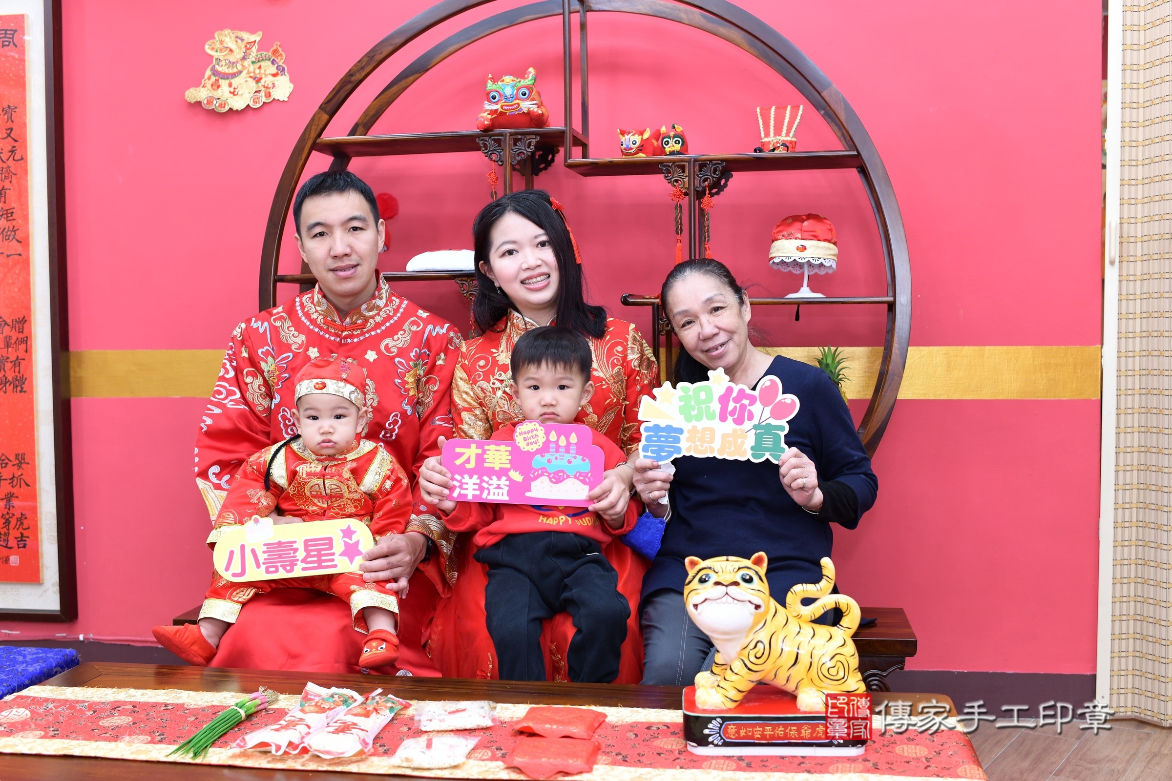 新北市永和區暘暘寶寶抓周推薦：傳家新北店抓周度脺中國風會場，嬰兒古禮抓周流程儀式吉祥話、抓周道具物品24種、拍照。抓周證書。2025.3.29，照片14