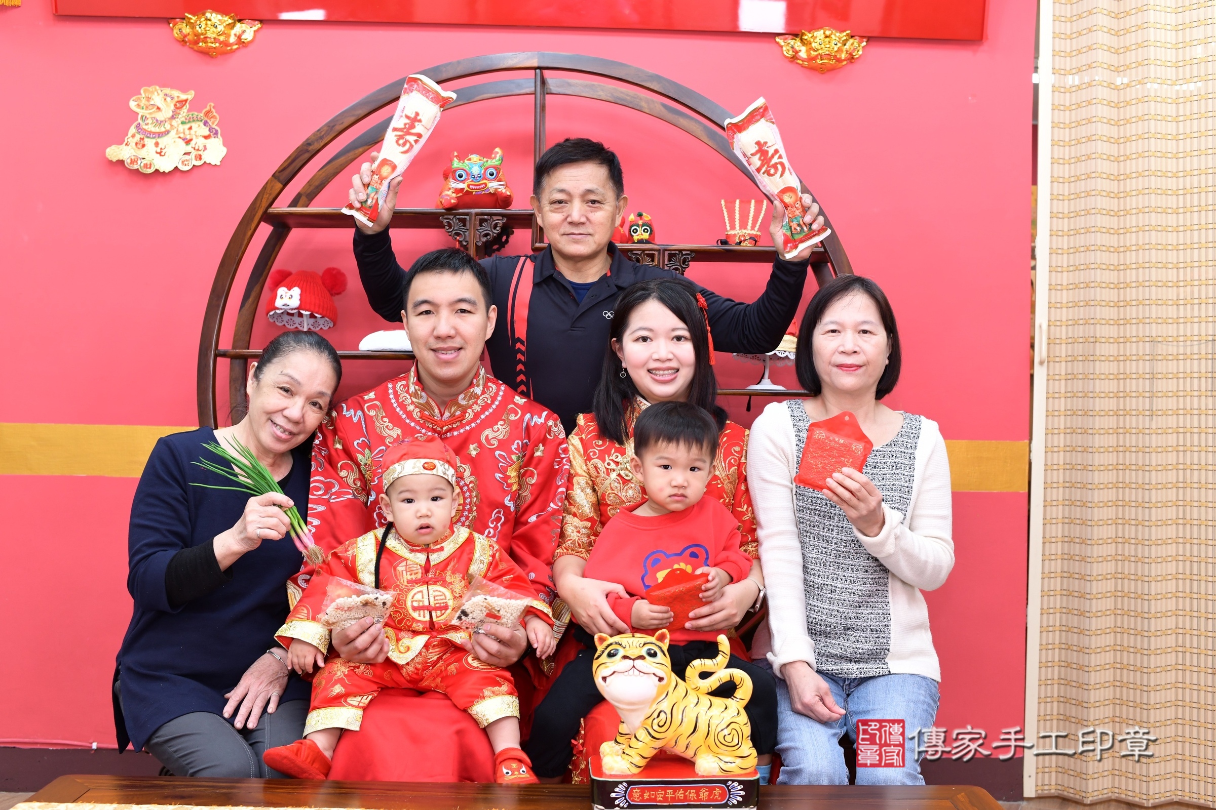 新北市永和區暘暘寶寶抓周推薦：傳家新北店抓周度脺中國風會場，嬰兒古禮抓周流程儀式吉祥話、抓周道具物品24種、拍照。抓周證書。2025.3.29，照片17