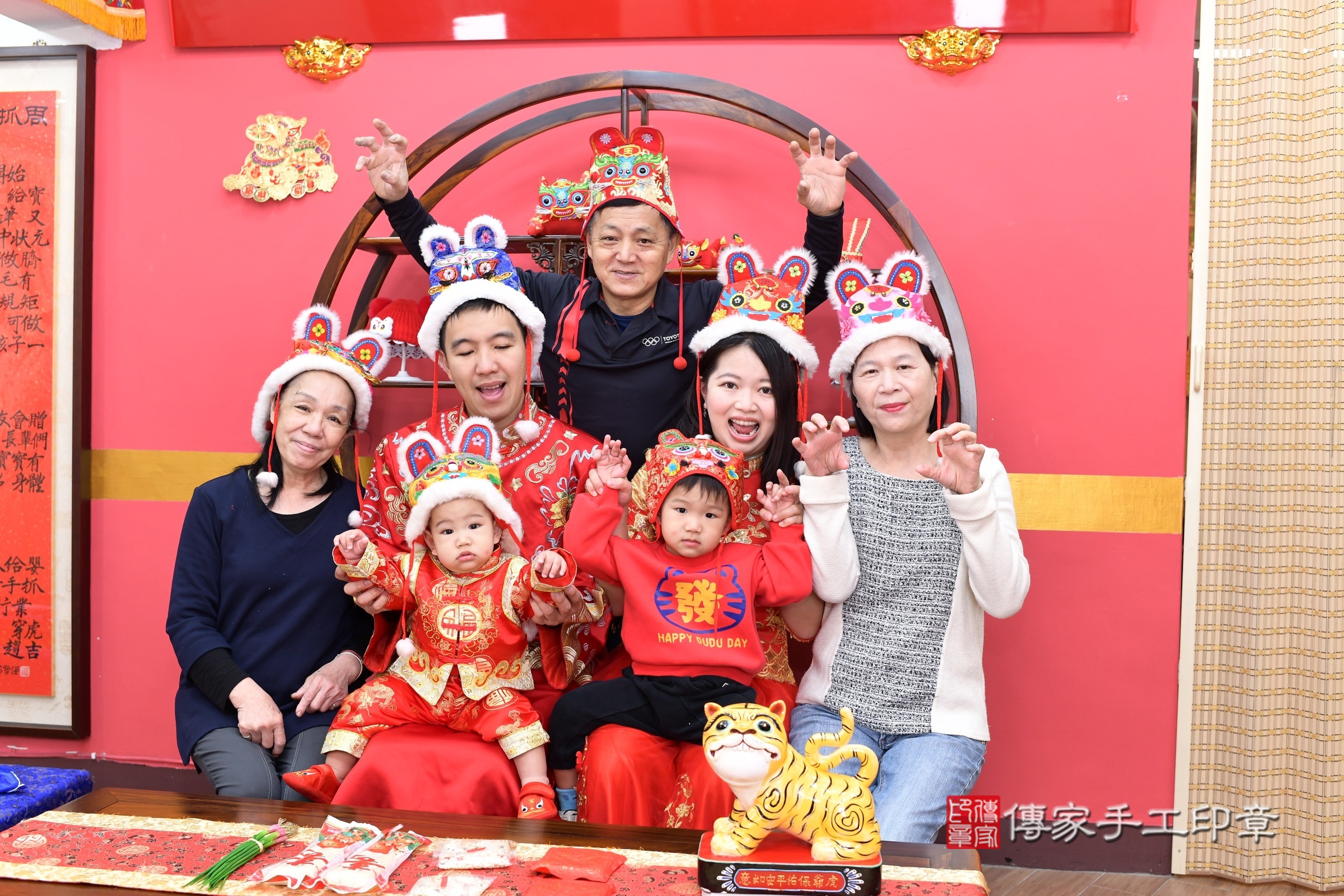 新北市永和區暘暘寶寶抓周推薦：傳家新北店抓周度脺中國風會場，嬰兒古禮抓周流程儀式吉祥話、抓周道具物品24種、拍照。抓周證書。2025.3.29，照片19