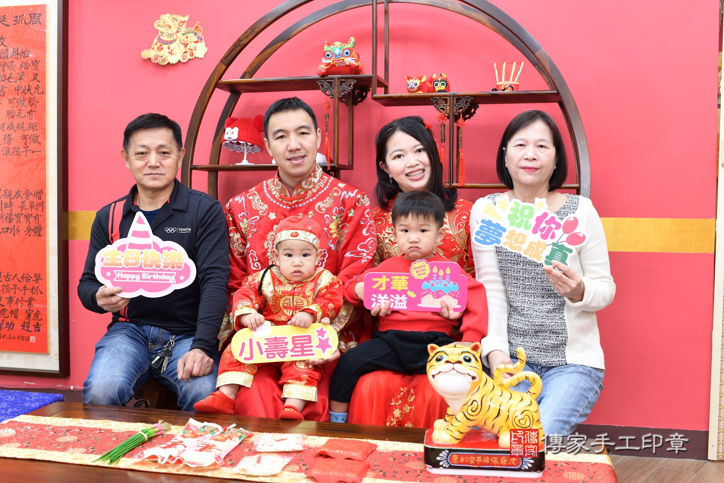 新北市永和區暘暘寶寶抓周推薦：傳家新北店抓周度脺中國風會場，嬰兒古禮抓周流程儀式吉祥話、抓周道具物品24種、拍照。抓周證書。2025.3.29，照片15