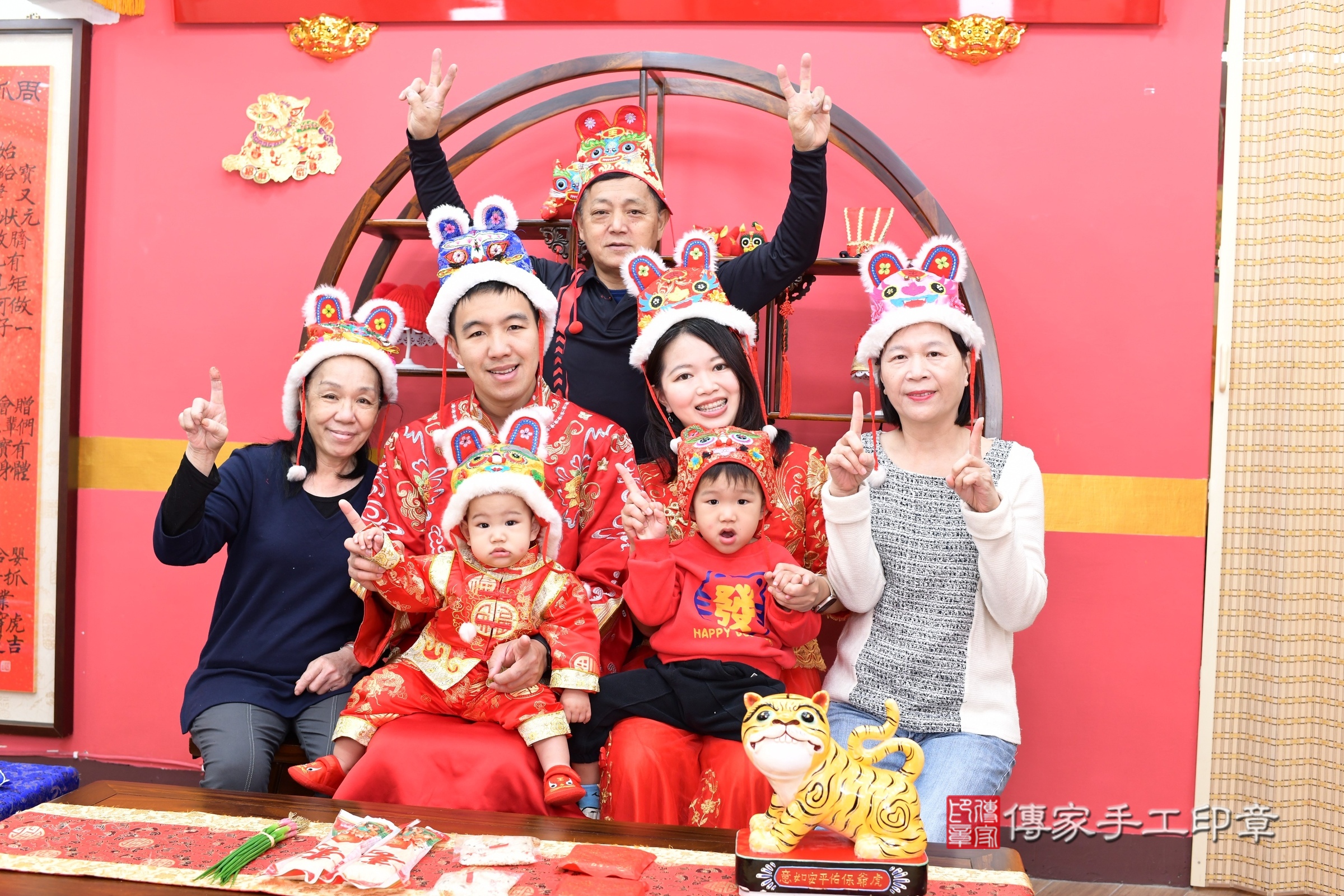 新北市永和區暘暘寶寶抓周推薦：傳家新北店抓周度脺中國風會場，嬰兒古禮抓周流程儀式吉祥話、抓周道具物品24種、拍照。抓周證書。2025.3.29，照片18