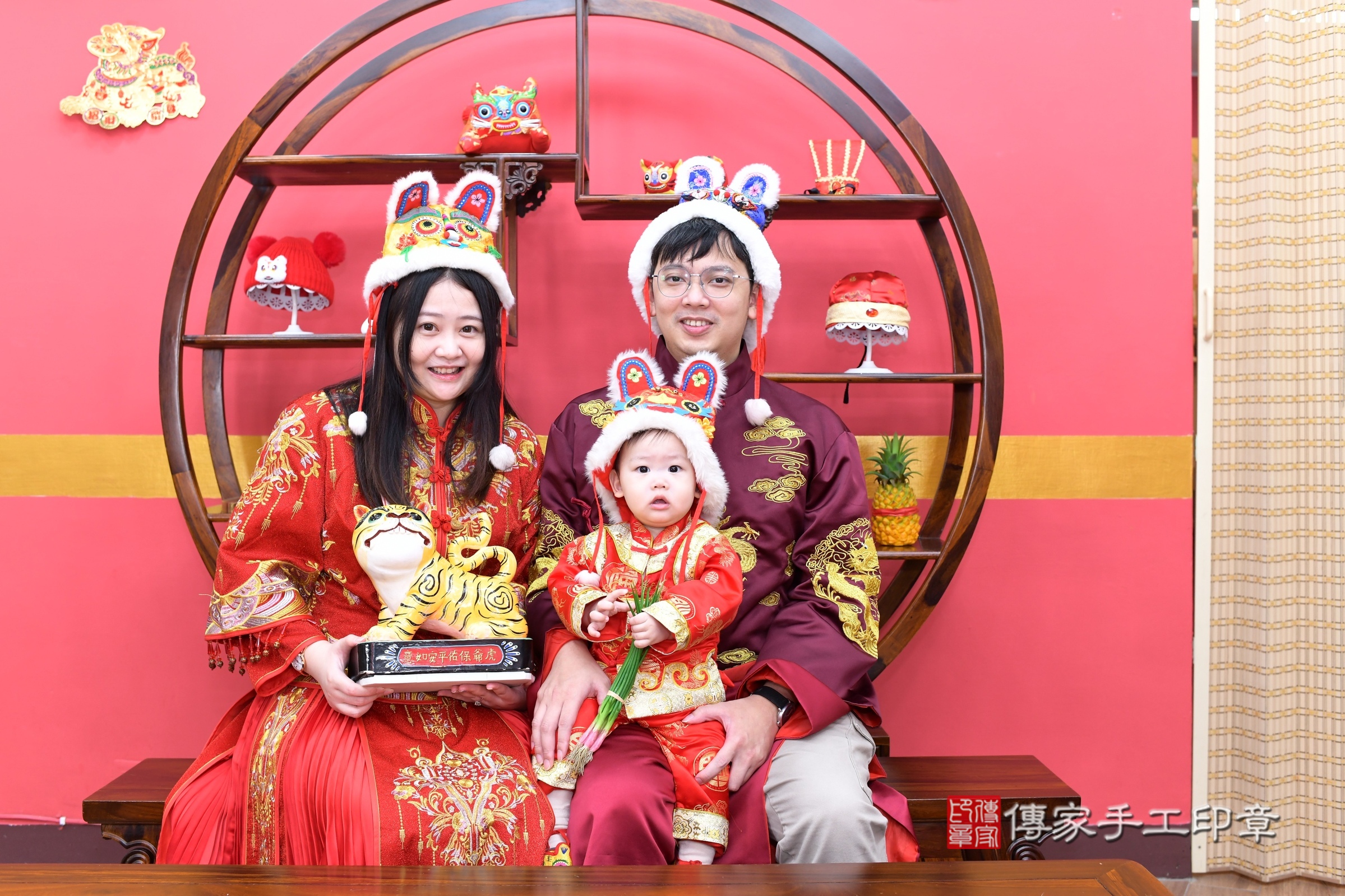 新北市永和區睿睿寶寶抓周推薦：傳家新北店抓周度脺中國風會場，嬰兒古禮抓周流程儀式吉祥話、抓周道具物品24種、拍照。抓周證書。2025.3.30，照片14