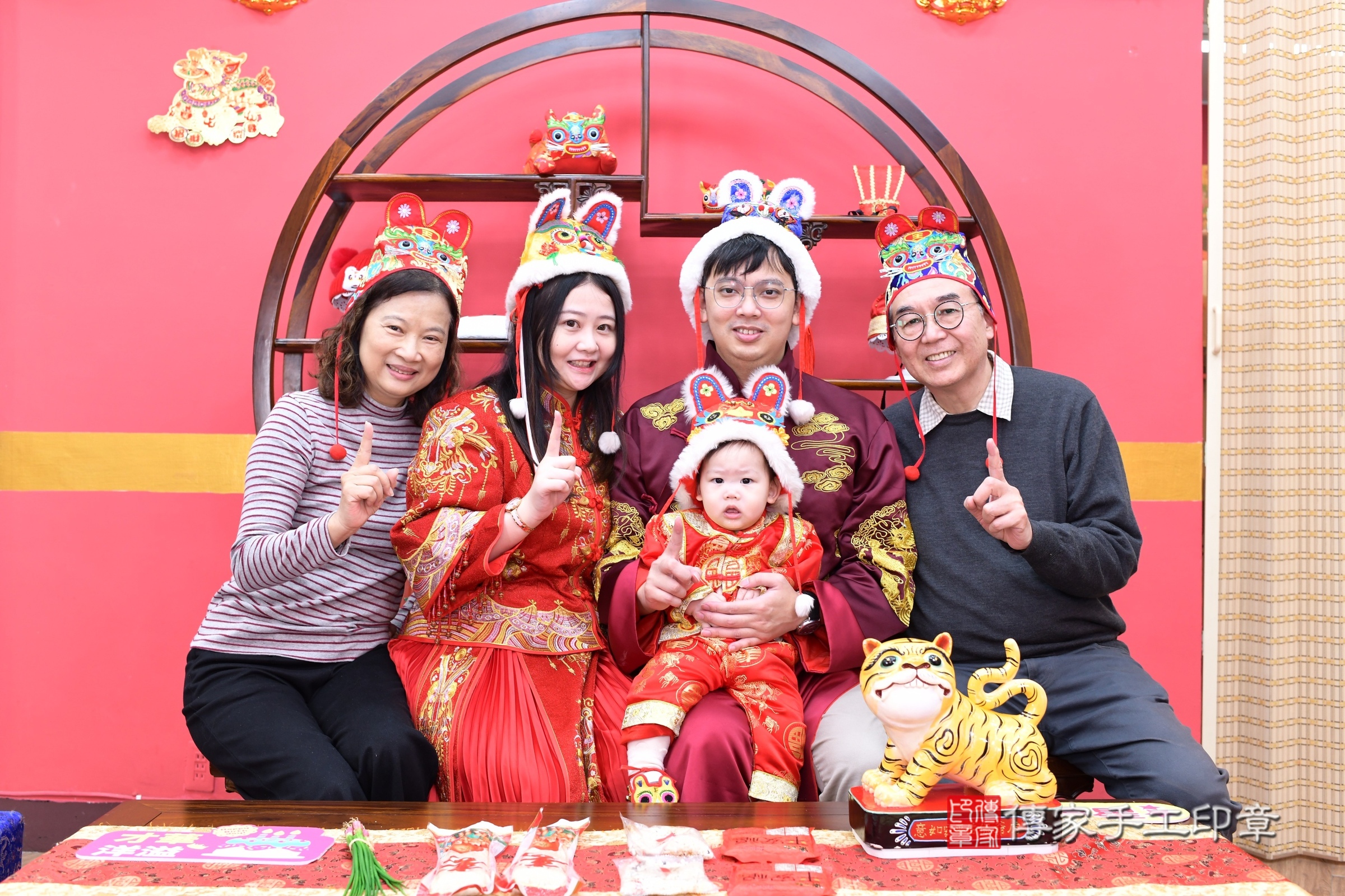 新北市永和區睿睿寶寶抓周推薦：傳家新北店抓周度脺中國風會場，嬰兒古禮抓周流程儀式吉祥話、抓周道具物品24種、拍照。抓周證書。2025.3.30，照片5