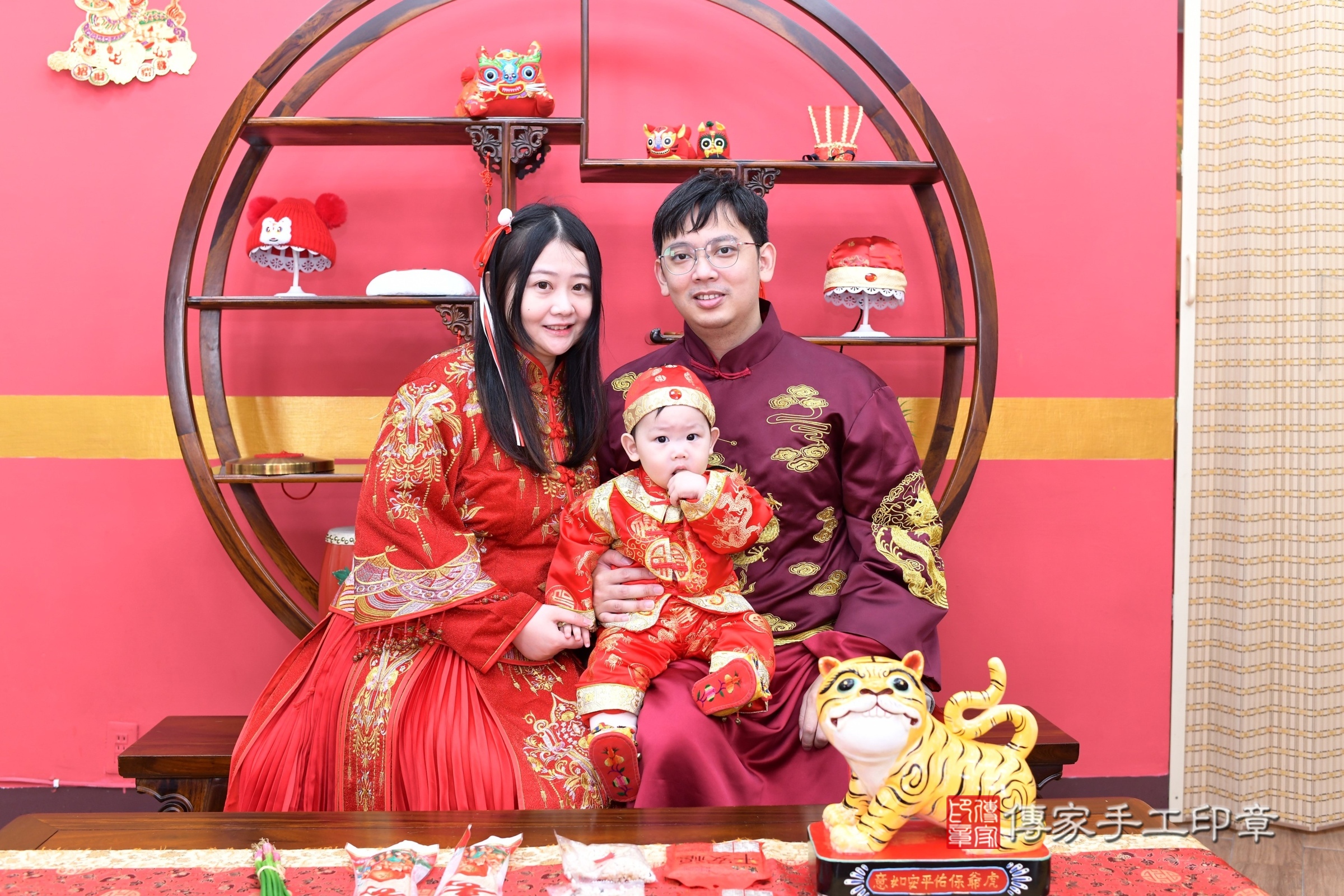 新北市永和區睿睿寶寶抓周推薦：傳家新北店抓周度脺中國風會場，嬰兒古禮抓周流程儀式吉祥話、抓周道具物品24種、拍照。抓周證書。2025.3.30，照片2