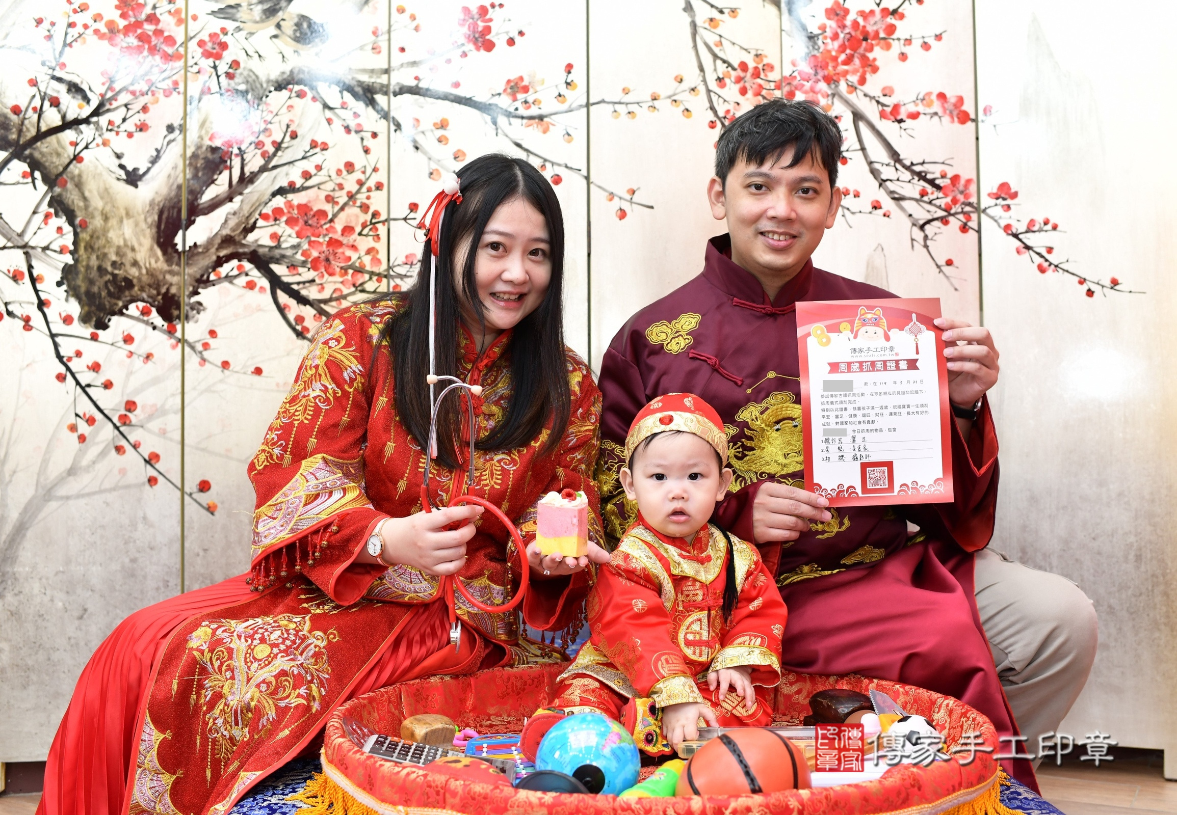 新北市永和區睿睿寶寶抓周推薦：傳家新北店抓周度脺中國風會場，嬰兒古禮抓周流程儀式吉祥話、抓周道具物品24種、拍照。抓周證書。2025.3.30，照片17