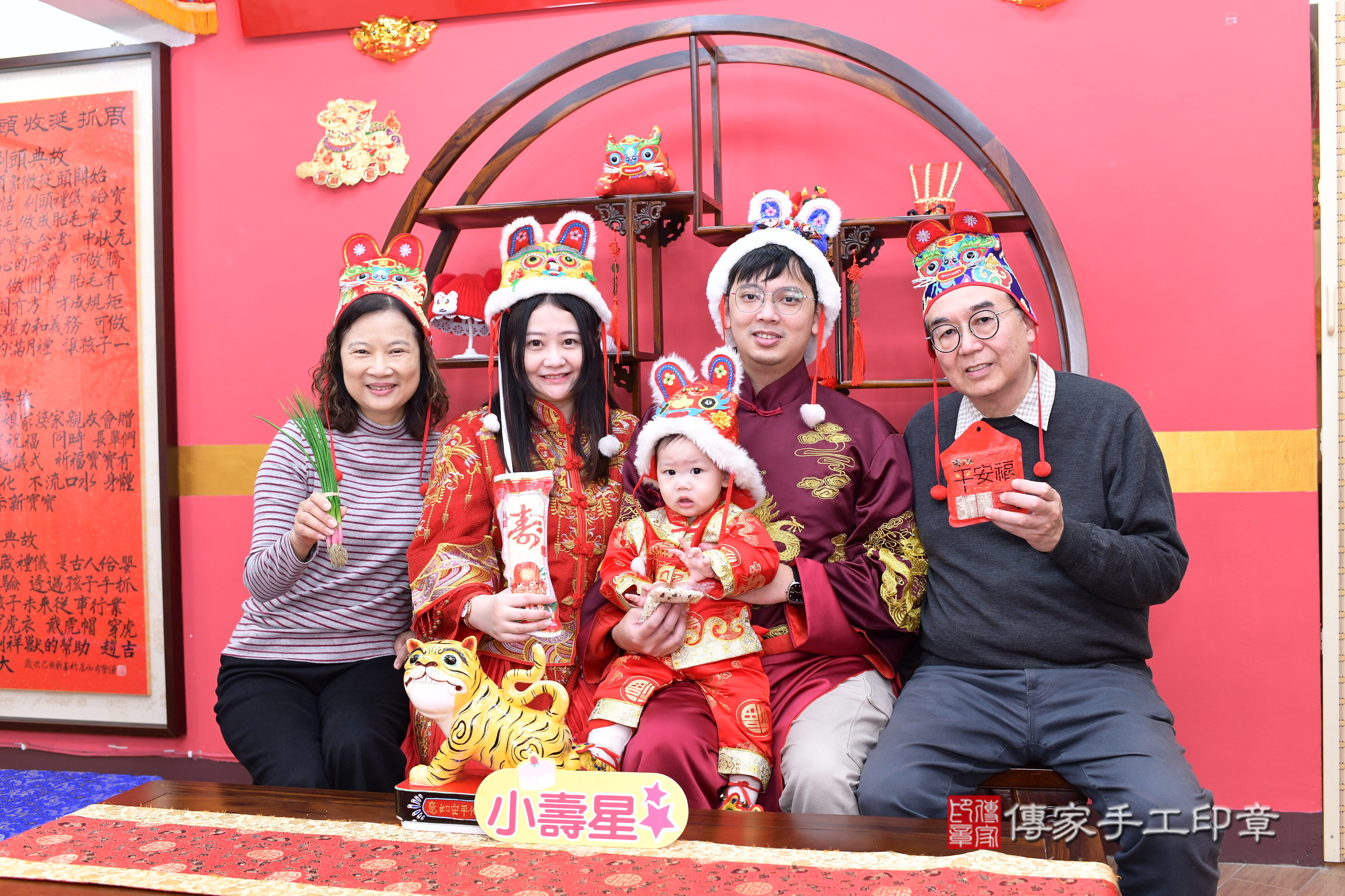 新北市永和區睿睿寶寶抓周推薦：傳家新北店抓周度脺中國風會場，嬰兒古禮抓周流程儀式吉祥話、抓周道具物品24種、拍照。抓周證書。2025.3.30，照片16