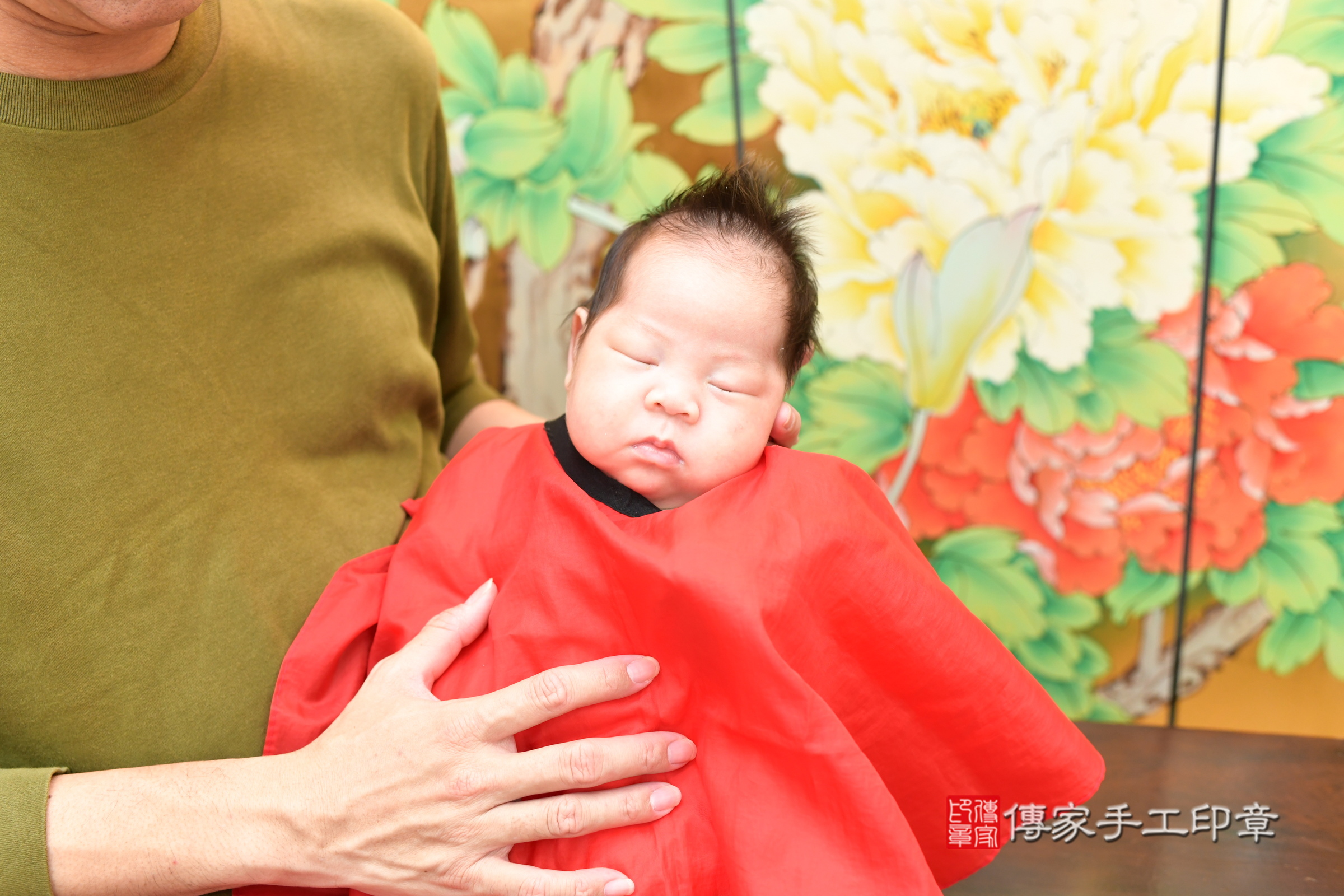 軒軒寶寶(台北市大同區嬰兒寶寶滿月剃頭理髮、嬰兒剃胎毛儀式吉祥話)。中國風會場，爸媽寶貝穿「日中韓」古裝禮服。專業拍照、證書。★購買「臍帶章、肚臍章、胎毛筆刷印章」贈送：剃頭、收涎、抓周，三選一。2025.3.11，照片24