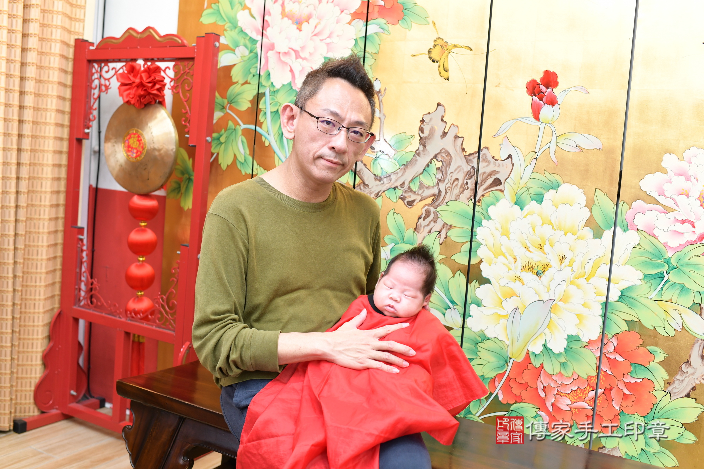 軒軒寶寶(台北市大同區嬰兒寶寶滿月剃頭理髮、嬰兒剃胎毛儀式吉祥話)。中國風會場，爸媽寶貝穿「日中韓」古裝禮服。專業拍照、證書。★購買「臍帶章、肚臍章、胎毛筆刷印章」贈送：剃頭、收涎、抓周，三選一。2025.3.11，照片23