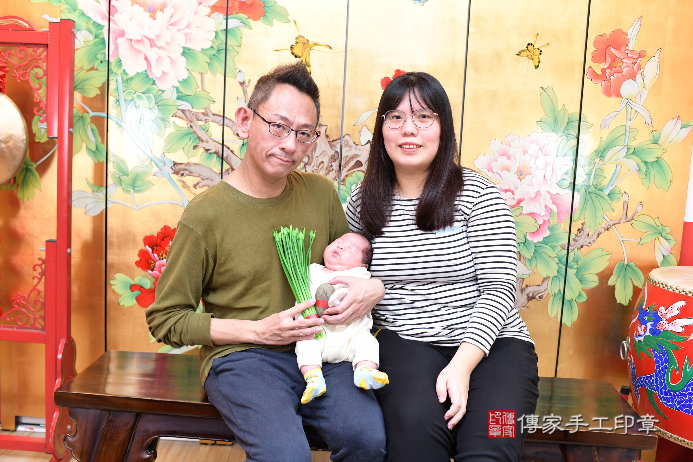 軒軒寶寶(台北市大同區嬰兒寶寶滿月剃頭理髮、嬰兒剃胎毛儀式吉祥話)。中國風會場，爸媽寶貝穿「日中韓」古裝禮服。專業拍照、證書。★購買「臍帶章、肚臍章、胎毛筆刷印章」贈送：剃頭、收涎、抓周，三選一。2025.3.11，照片15