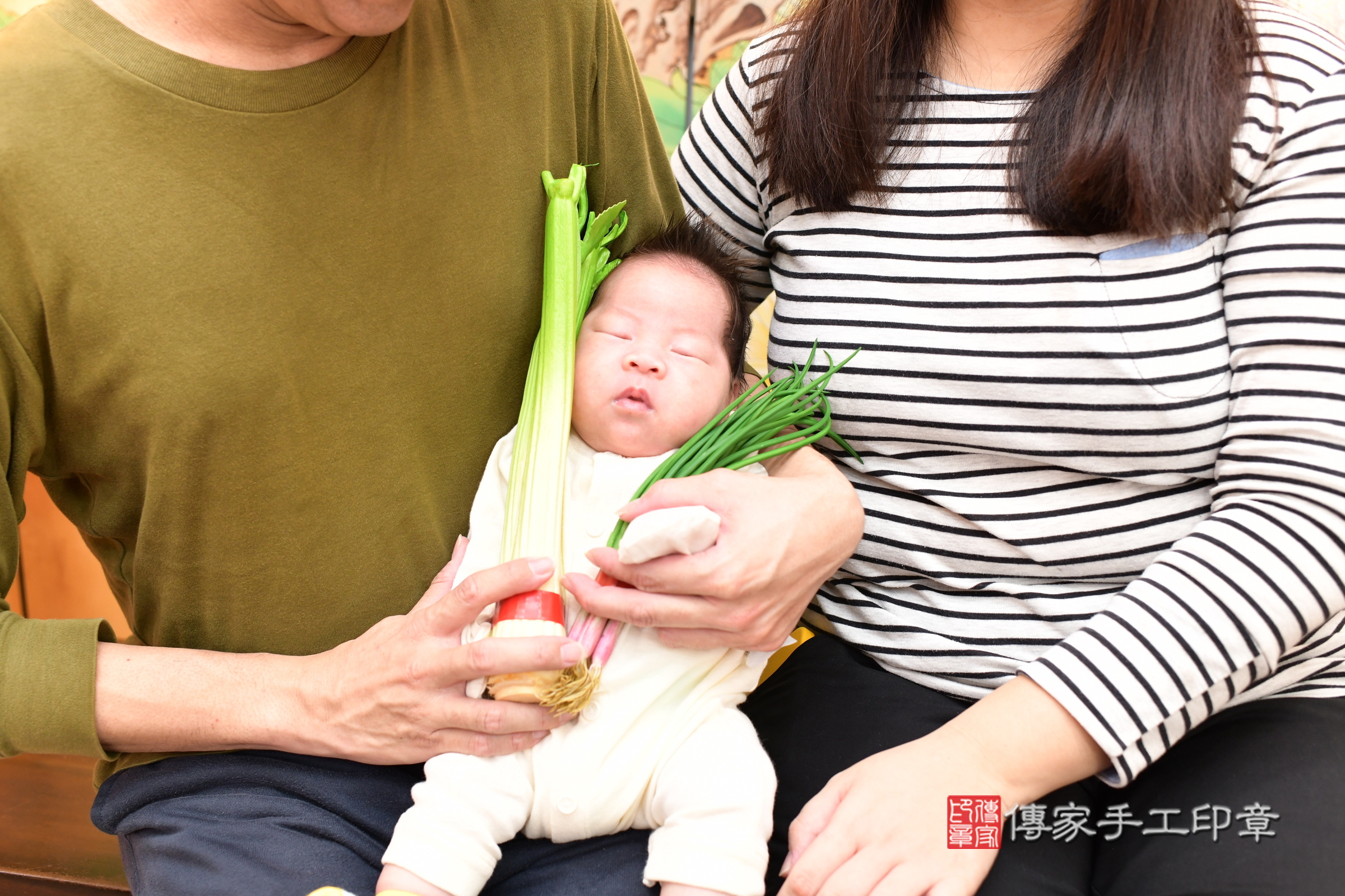 軒軒寶寶(台北市大同區嬰兒寶寶滿月剃頭理髮、嬰兒剃胎毛儀式吉祥話)。中國風會場，爸媽寶貝穿「日中韓」古裝禮服。專業拍照、證書。★購買「臍帶章、肚臍章、胎毛筆刷印章」贈送：剃頭、收涎、抓周，三選一。2025.3.11，照片18