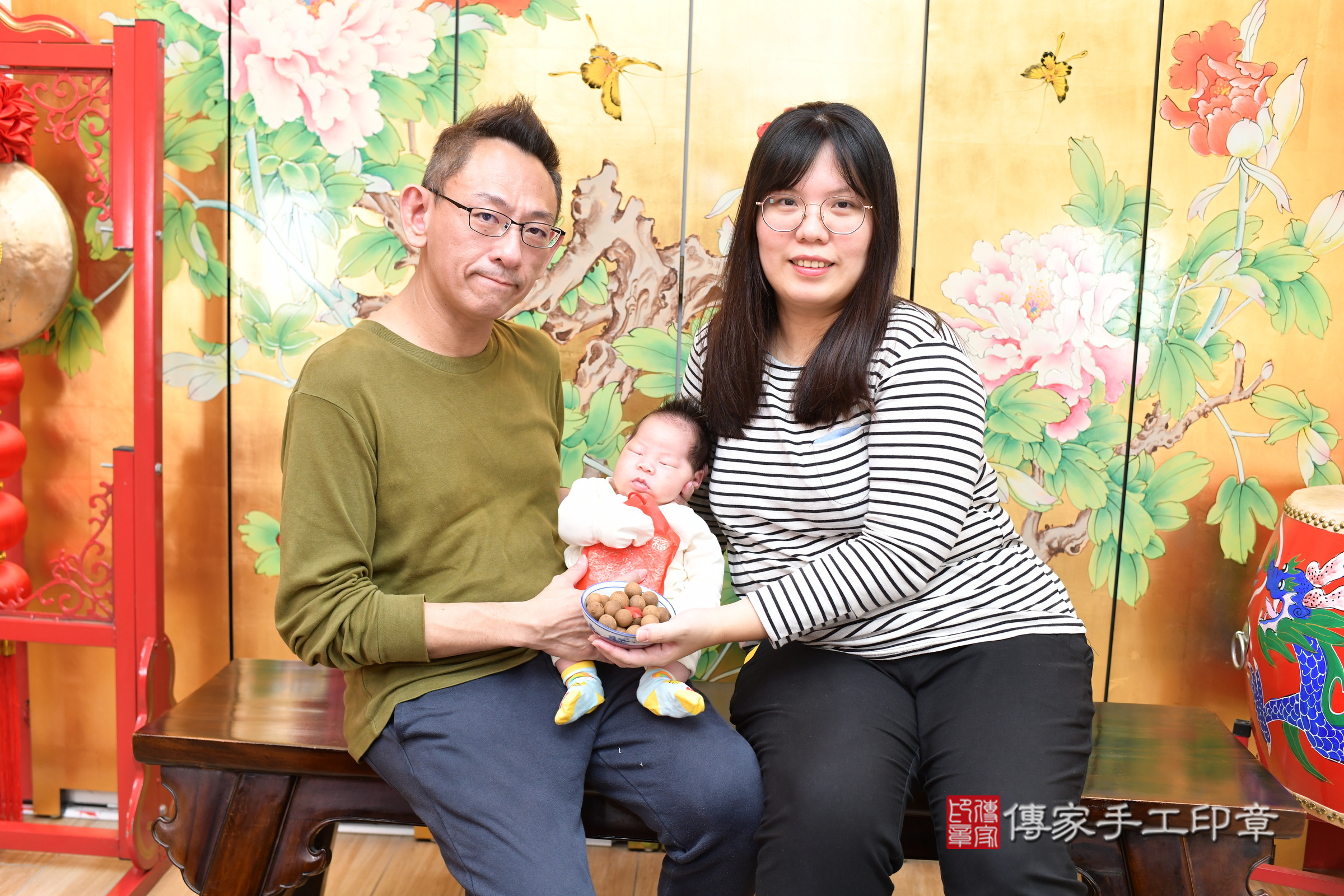 軒軒寶寶(台北市大同區嬰兒寶寶滿月剃頭理髮、嬰兒剃胎毛儀式吉祥話)。中國風會場，爸媽寶貝穿「日中韓」古裝禮服。專業拍照、證書。★購買「臍帶章、肚臍章、胎毛筆刷印章」贈送：剃頭、收涎、抓周，三選一。2025.3.11，照片11