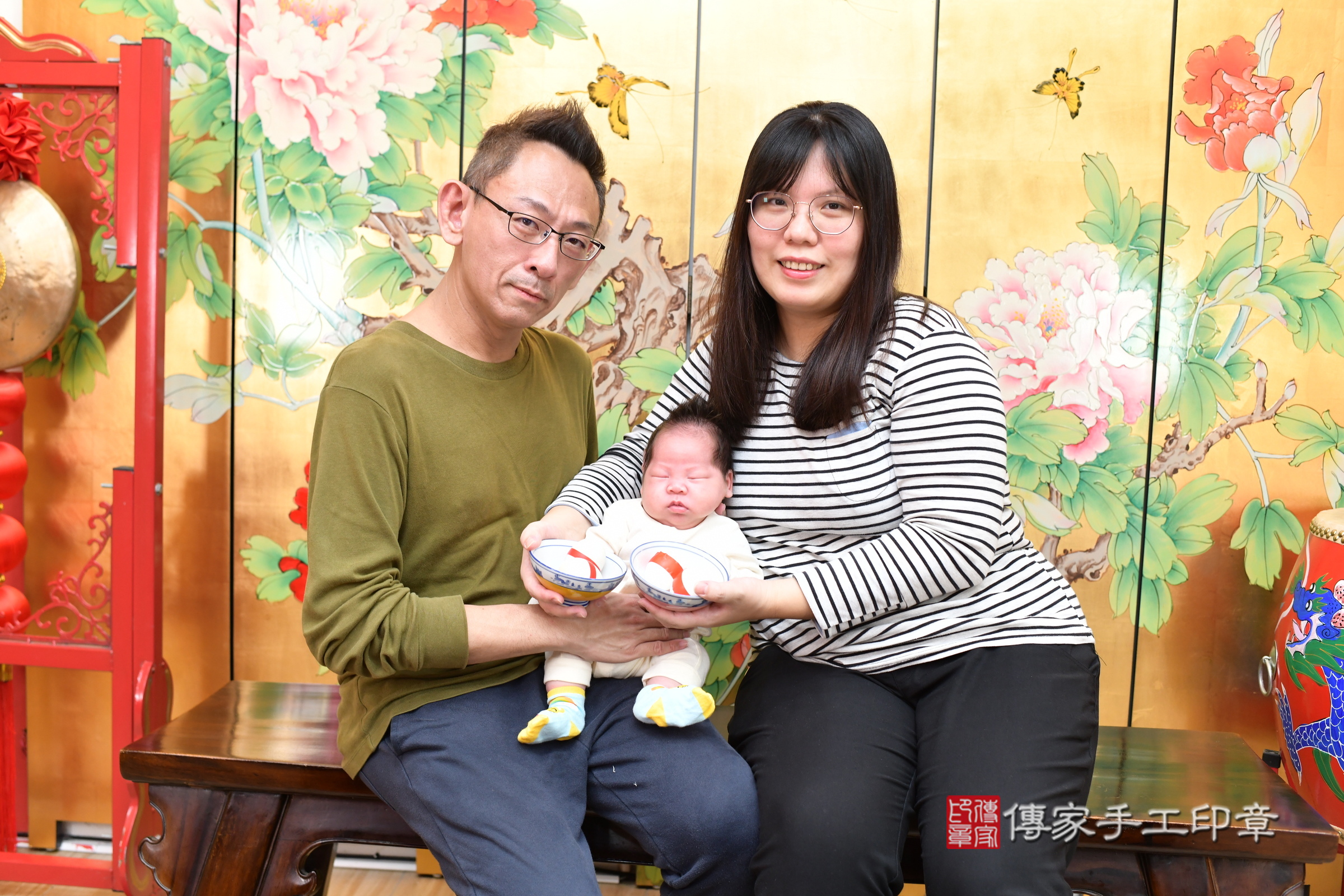 軒軒寶寶(台北市大同區嬰兒寶寶滿月剃頭理髮、嬰兒剃胎毛儀式吉祥話)。中國風會場，爸媽寶貝穿「日中韓」古裝禮服。專業拍照、證書。★購買「臍帶章、肚臍章、胎毛筆刷印章」贈送：剃頭、收涎、抓周，三選一。2025.3.11，照片9