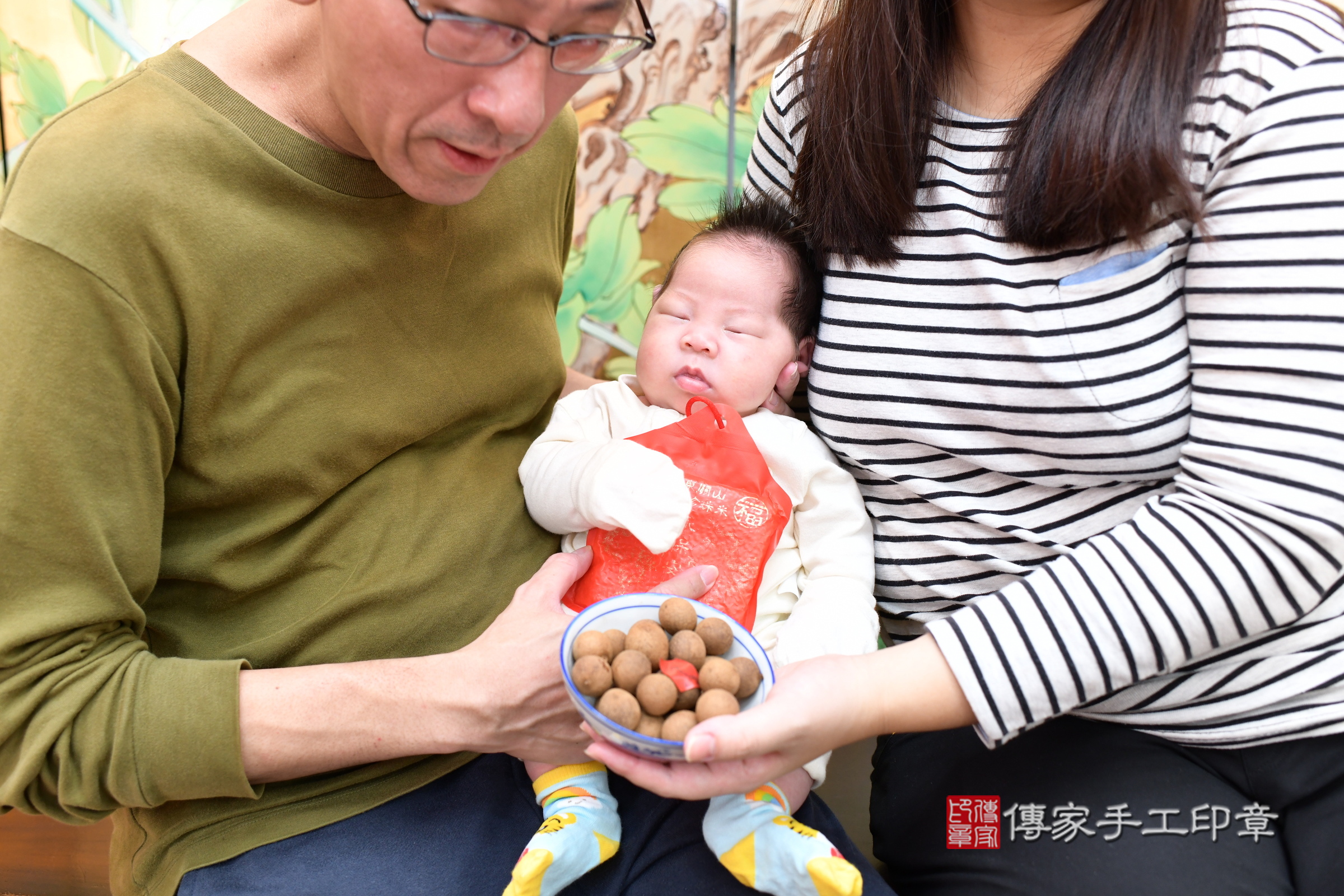 軒軒寶寶(台北市大同區嬰兒寶寶滿月剃頭理髮、嬰兒剃胎毛儀式吉祥話)。中國風會場，爸媽寶貝穿「日中韓」古裝禮服。專業拍照、證書。★購買「臍帶章、肚臍章、胎毛筆刷印章」贈送：剃頭、收涎、抓周，三選一。2025.3.11，照片12