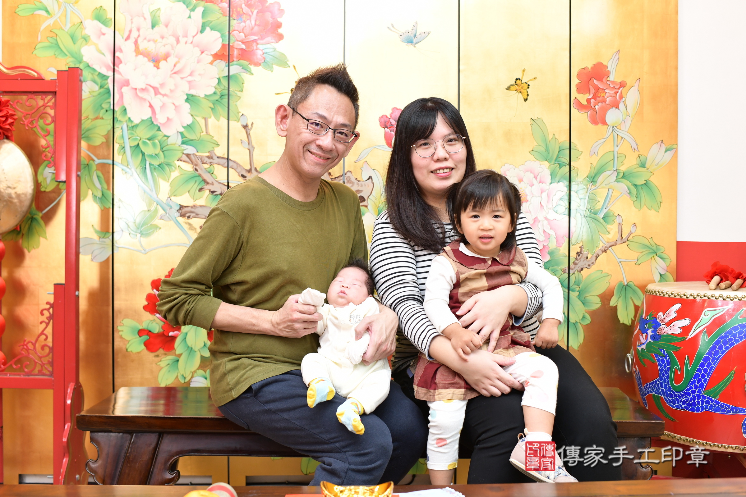 軒軒寶寶(台北市大同區嬰兒寶寶滿月剃頭理髮、嬰兒剃胎毛儀式吉祥話)。中國風會場，爸媽寶貝穿「日中韓」古裝禮服。專業拍照、證書。★購買「臍帶章、肚臍章、胎毛筆刷印章」贈送：剃頭、收涎、抓周，三選一。2025.3.11，照片3
