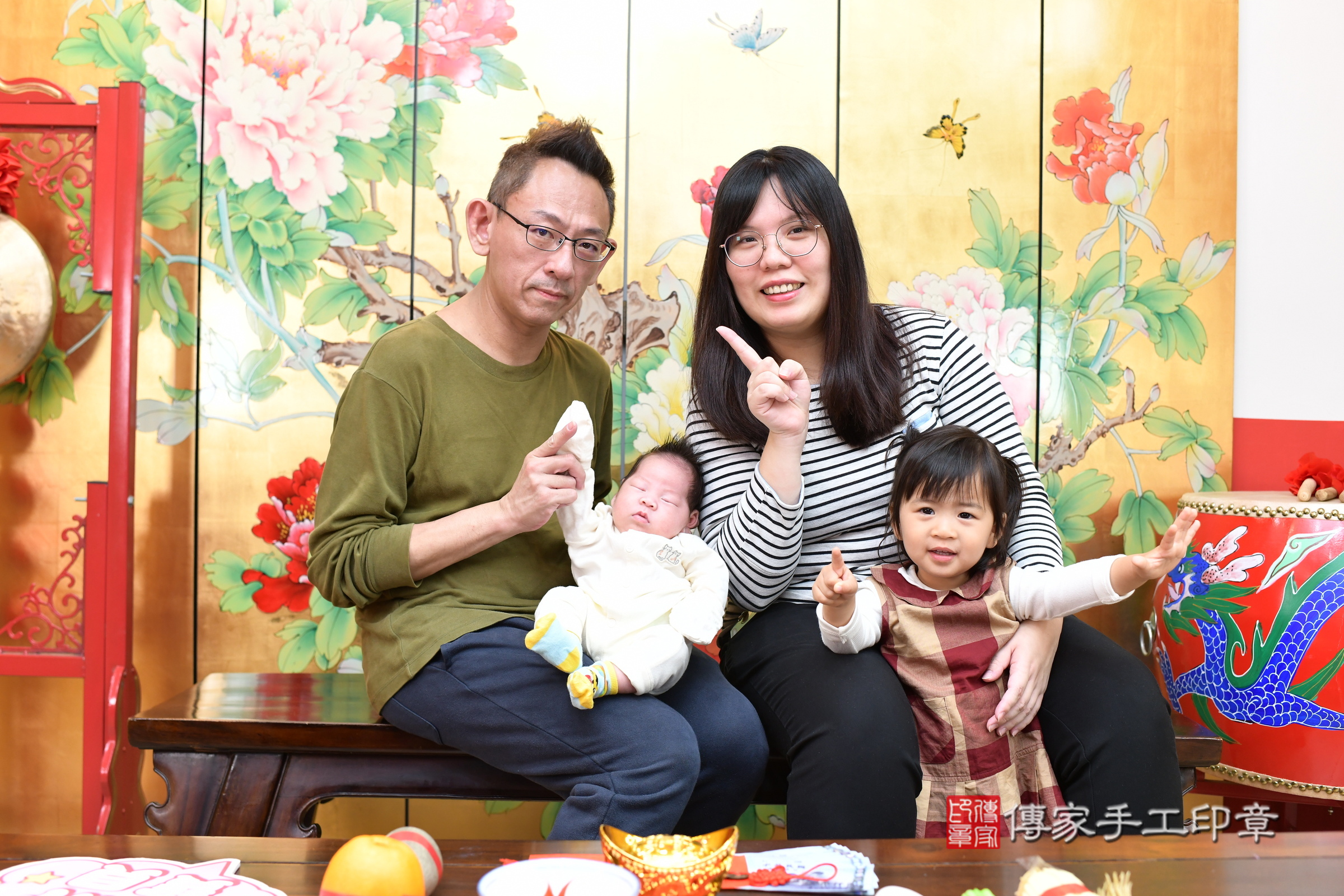 軒軒寶寶(台北市大同區嬰兒寶寶滿月剃頭理髮、嬰兒剃胎毛儀式吉祥話)。中國風會場，爸媽寶貝穿「日中韓」古裝禮服。專業拍照、證書。★購買「臍帶章、肚臍章、胎毛筆刷印章」贈送：剃頭、收涎、抓周，三選一。2025.3.11，照片2
