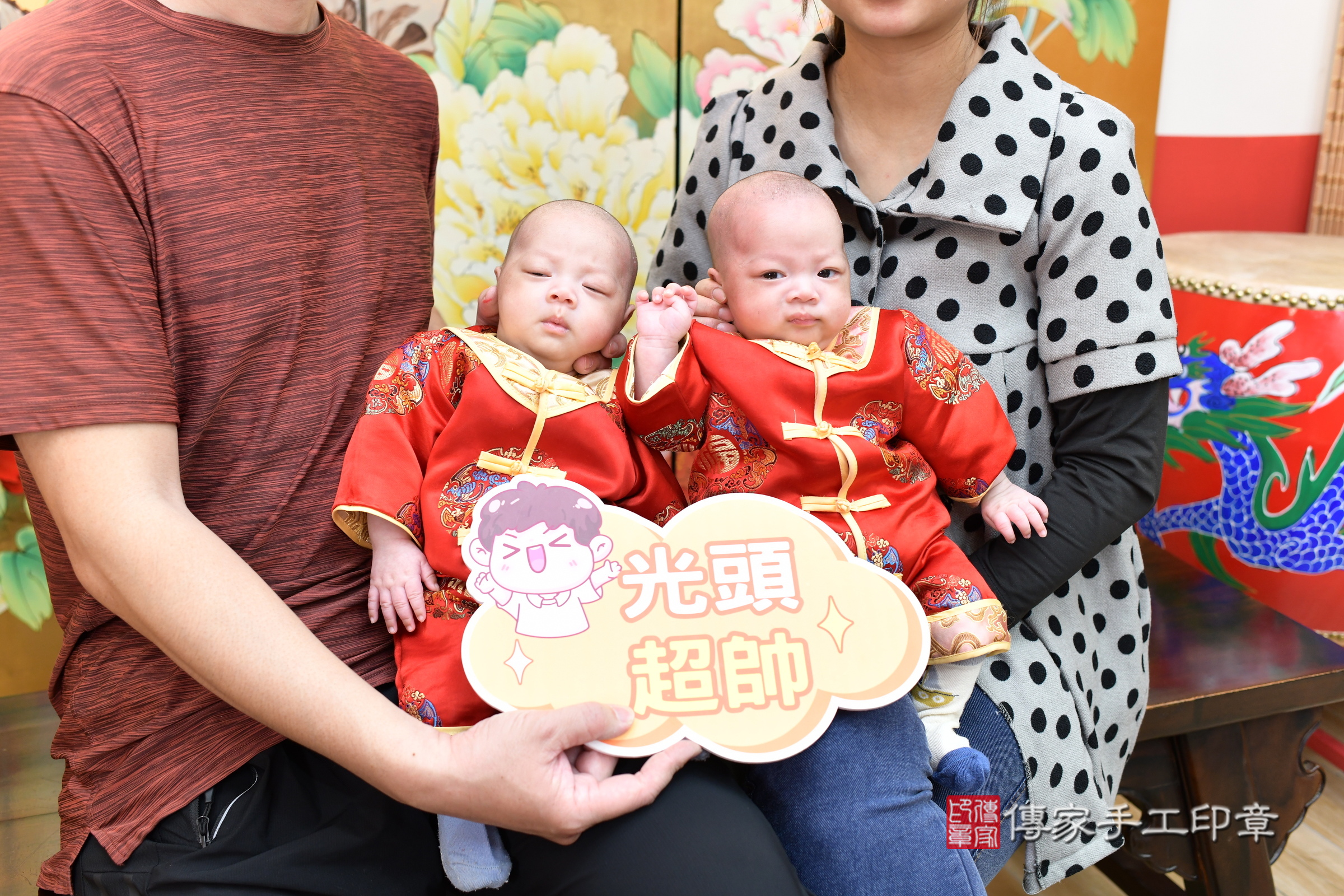 小瑀寶寶和小緯寶寶(台北市大同區嬰兒寶寶滿月剃頭理髮、嬰兒剃胎毛儀式吉祥話)。中國風會場，爸媽寶貝穿「日中韓」古裝禮服。專業拍照、證書。★購買「臍帶章、肚臍章、胎毛筆刷印章」贈送：剃頭、收涎、抓周，三選一。2025.3.25，照片15