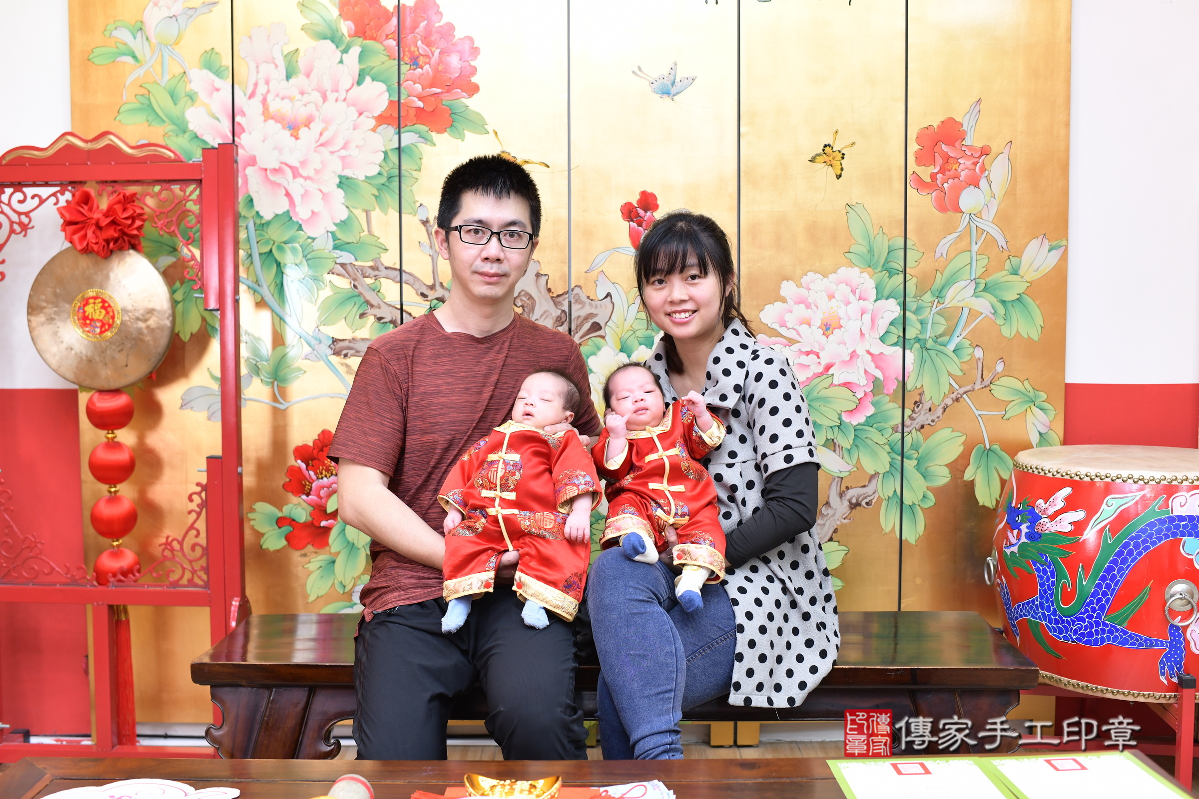 小瑀寶寶和小緯寶寶(台北市大同區嬰兒寶寶滿月剃頭理髮、嬰兒剃胎毛儀式吉祥話)。中國風會場，爸媽寶貝穿「日中韓」古裝禮服。專業拍照、證書。★購買「臍帶章、肚臍章、胎毛筆刷印章」贈送：剃頭、收涎、抓周，三選一。2025.3.25，照片2