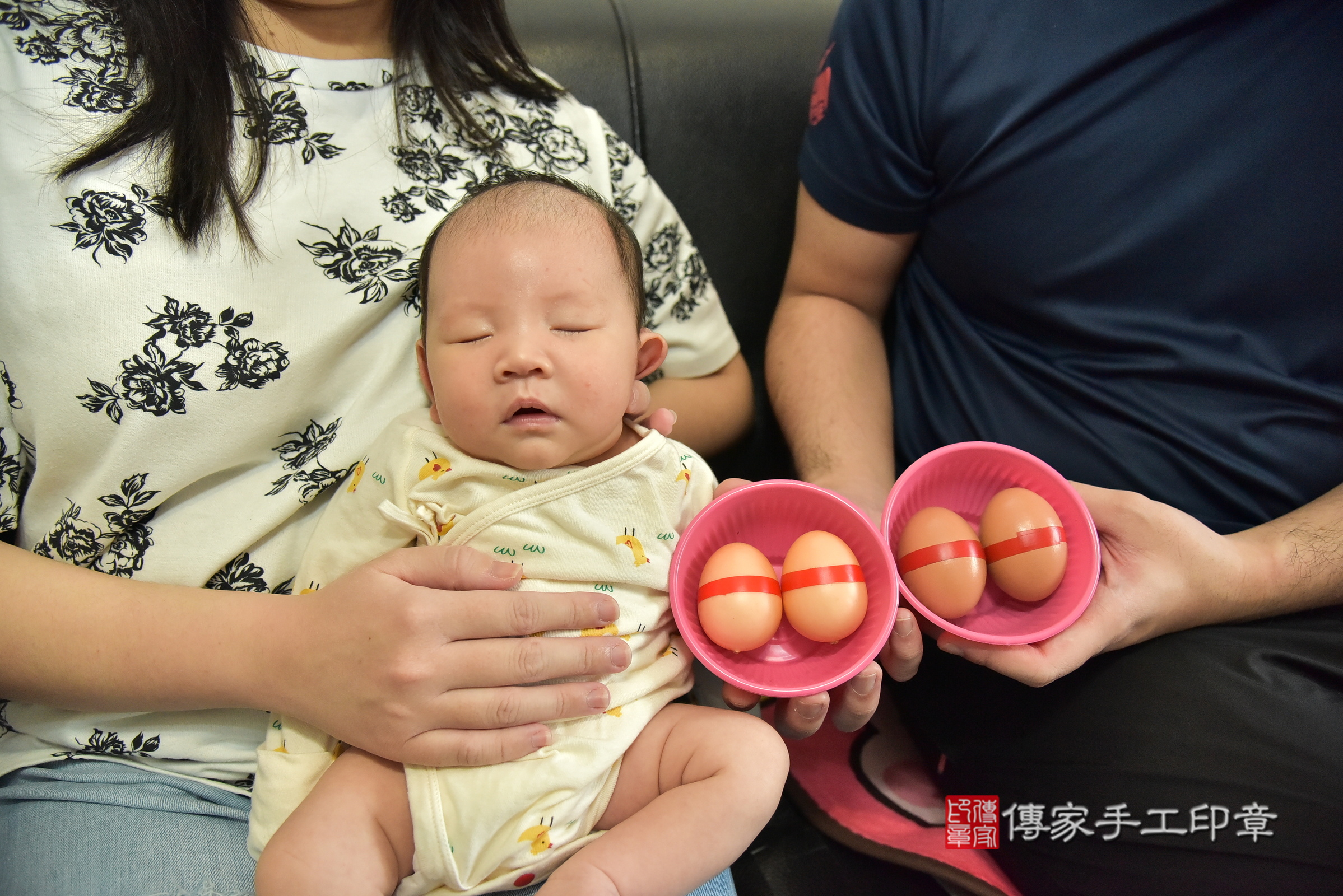 辰辰寶寶(台北市大同區到府嬰兒辰辰寶寶滿月剃頭理髮、到府嬰兒剃胎毛儀式吉祥話)。到府剃頭剃胎毛主持、專業拍照、證書。★購買「臍帶章、肚臍章、胎毛筆刷印章」贈送：剃頭、收涎、抓周，三選一。2025.3.25，照片4