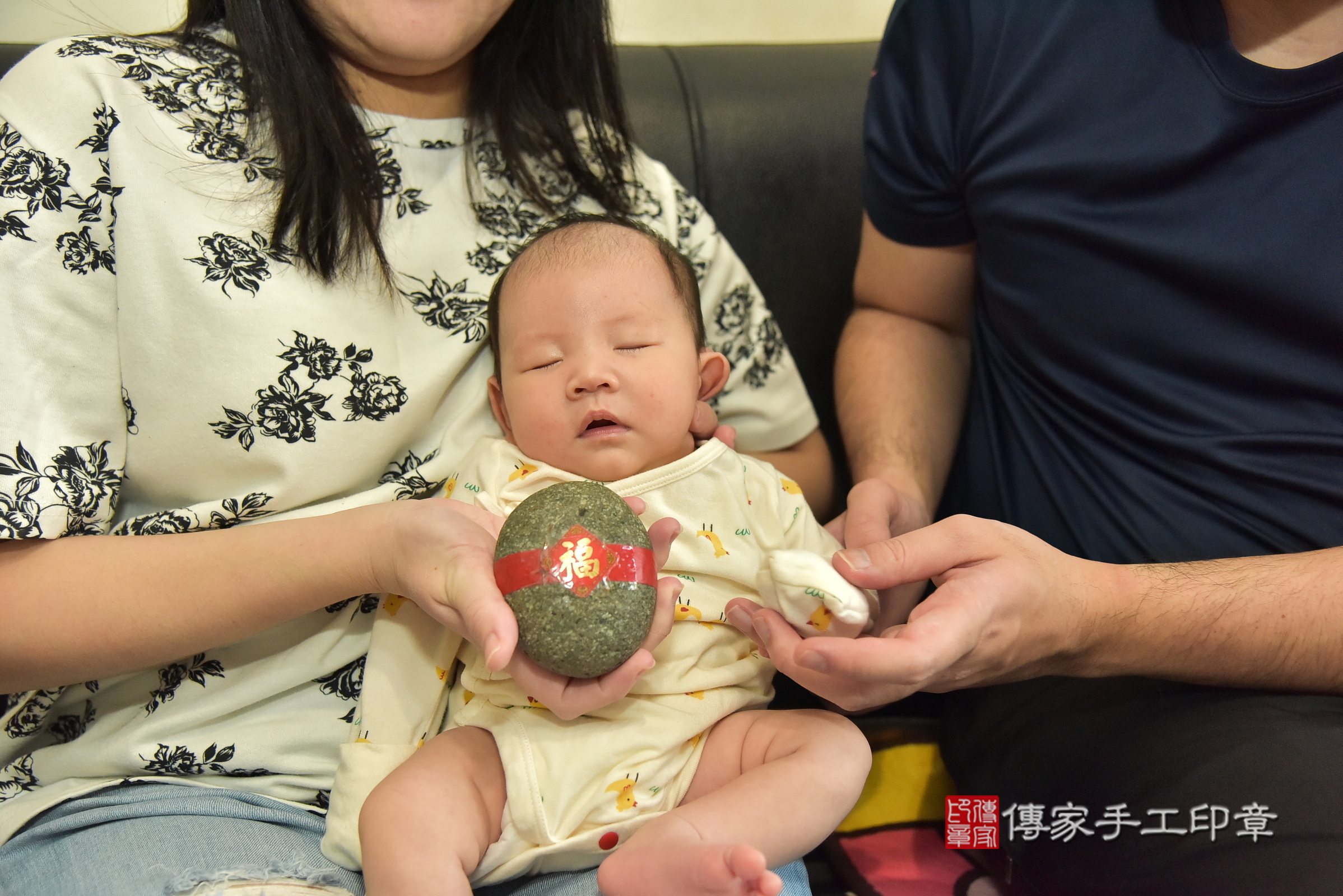 辰辰寶寶(台北市大同區到府嬰兒辰辰寶寶滿月剃頭理髮、到府嬰兒剃胎毛儀式吉祥話)。到府剃頭剃胎毛主持、專業拍照、證書。★購買「臍帶章、肚臍章、胎毛筆刷印章」贈送：剃頭、收涎、抓周，三選一。2025.3.25，照片10