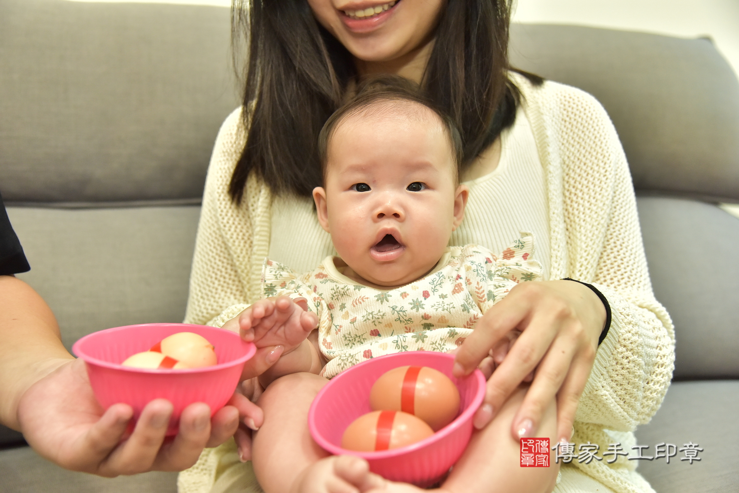 忻忻寶寶(新北市新莊區到府嬰兒忻忻寶寶滿月剃頭理髮、到府嬰兒剃胎毛儀式吉祥話)。到府剃頭剃胎毛主持、專業拍照、證書。★購買「臍帶章、肚臍章、胎毛筆刷印章」贈送：剃頭、收涎、抓周，三選一。2025.3.25，照片7