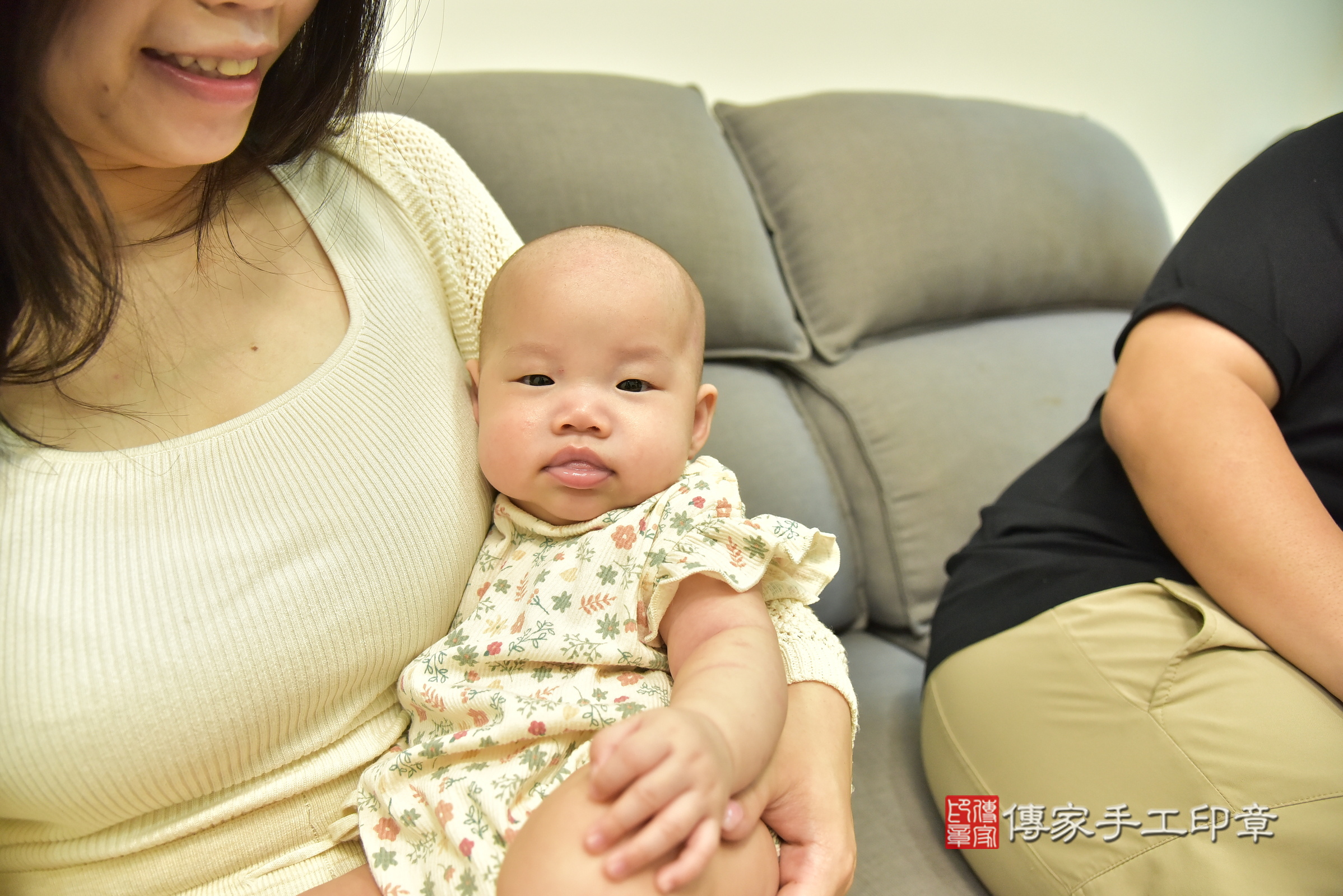 忻忻寶寶(新北市新莊區到府嬰兒忻忻寶寶滿月剃頭理髮、到府嬰兒剃胎毛儀式吉祥話)。到府剃頭剃胎毛主持、專業拍照、證書。★購買「臍帶章、肚臍章、胎毛筆刷印章」贈送：剃頭、收涎、抓周，三選一。2025.3.25，照片11