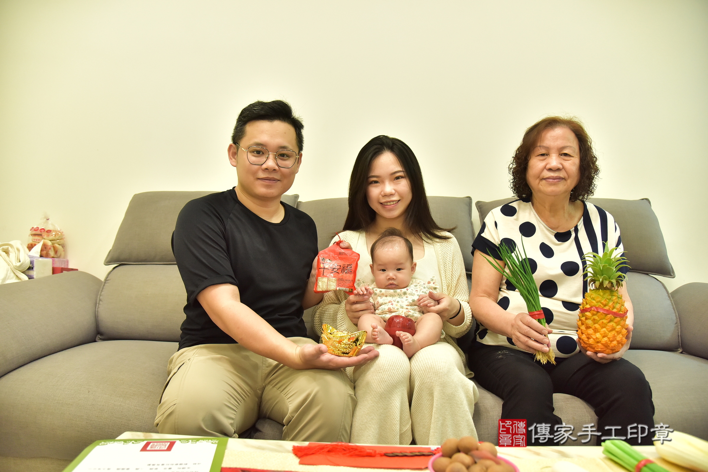忻忻寶寶(新北市新莊區到府嬰兒忻忻寶寶滿月剃頭理髮、到府嬰兒剃胎毛儀式吉祥話)。到府剃頭剃胎毛主持、專業拍照、證書。★購買「臍帶章、肚臍章、胎毛筆刷印章」贈送：剃頭、收涎、抓周，三選一。2025.3.25，照片9