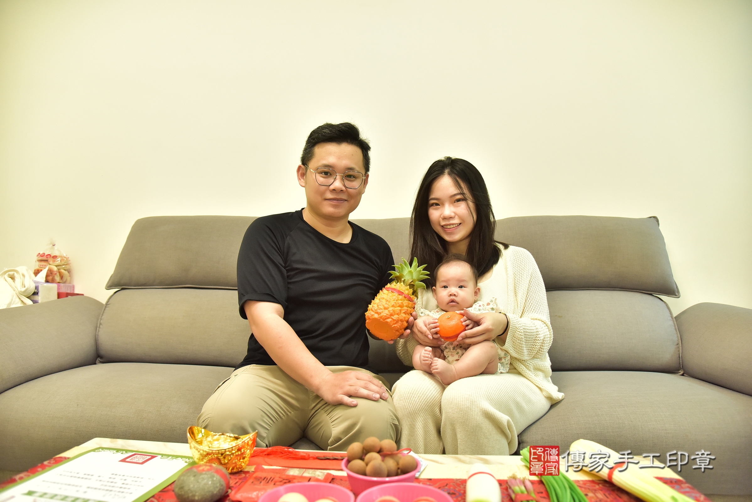 忻忻寶寶(新北市新莊區到府嬰兒忻忻寶寶滿月剃頭理髮、到府嬰兒剃胎毛儀式吉祥話)。到府剃頭剃胎毛主持、專業拍照、證書。★購買「臍帶章、肚臍章、胎毛筆刷印章」贈送：剃頭、收涎、抓周，三選一。2025.3.25，照片6