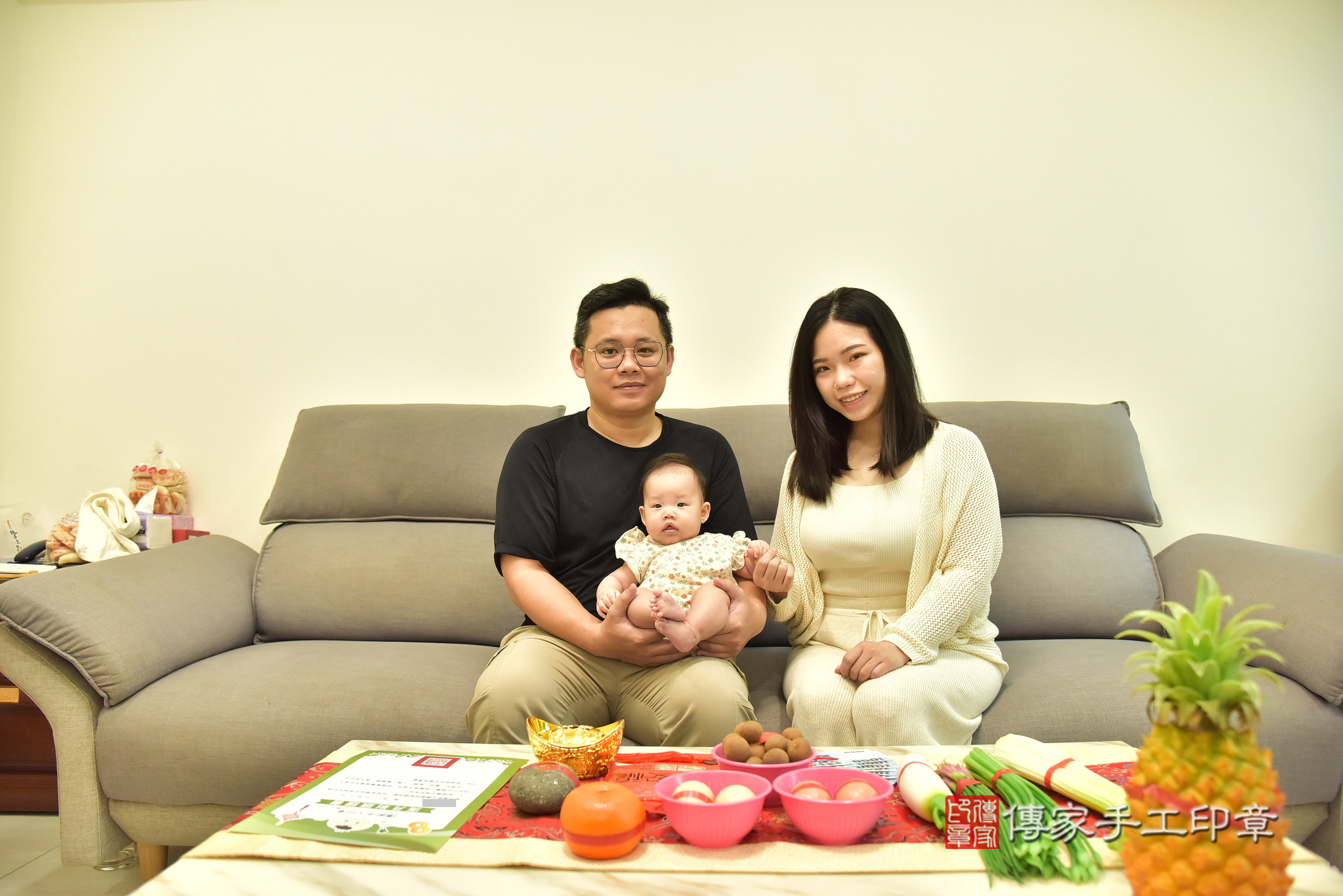 忻忻寶寶(新北市新莊區到府嬰兒忻忻寶寶滿月剃頭理髮、到府嬰兒剃胎毛儀式吉祥話)。到府剃頭剃胎毛主持、專業拍照、證書。★購買「臍帶章、肚臍章、胎毛筆刷印章」贈送：剃頭、收涎、抓周，三選一。2025.3.25，照片2