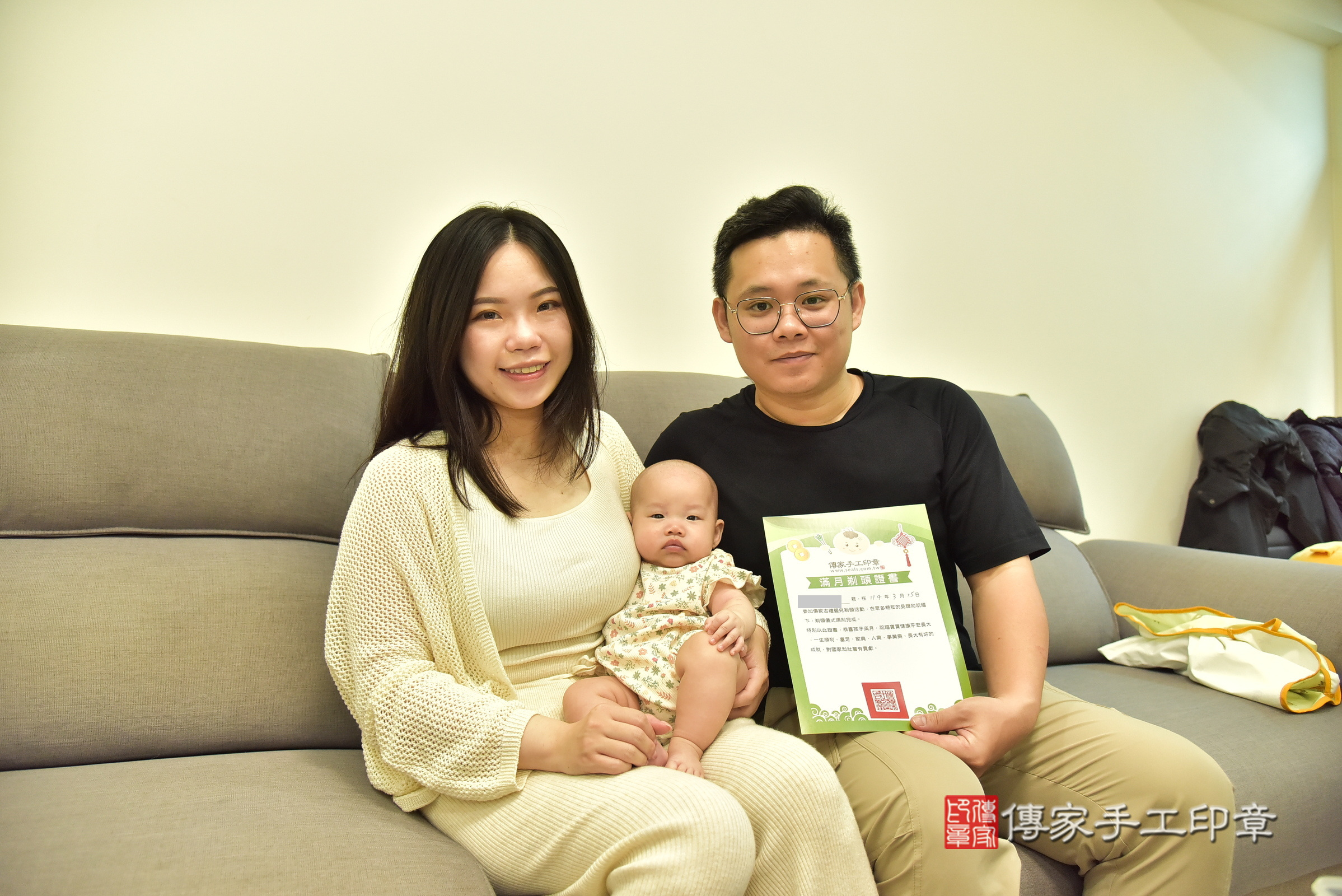 忻忻寶寶(新北市新莊區到府嬰兒忻忻寶寶滿月剃頭理髮、到府嬰兒剃胎毛儀式吉祥話)。到府剃頭剃胎毛主持、專業拍照、證書。★購買「臍帶章、肚臍章、胎毛筆刷印章」贈送：剃頭、收涎、抓周，三選一。2025.3.25，照片13