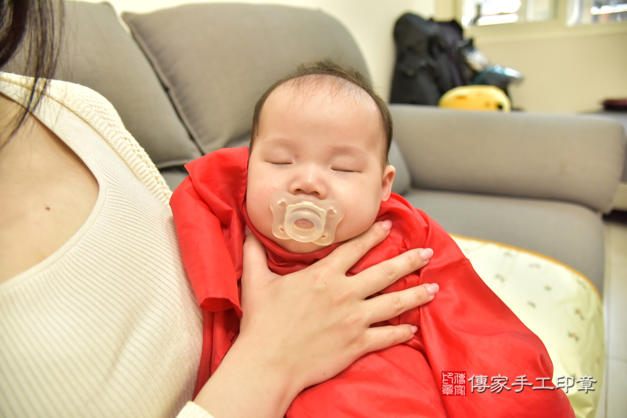 忻忻寶寶(新北市新莊區到府嬰兒忻忻寶寶滿月剃頭理髮、到府嬰兒剃胎毛儀式吉祥話)。到府剃頭剃胎毛主持、專業拍照、證書。★購買「臍帶章、肚臍章、胎毛筆刷印章」贈送：剃頭、收涎、抓周，三選一。2025.3.25，照片10