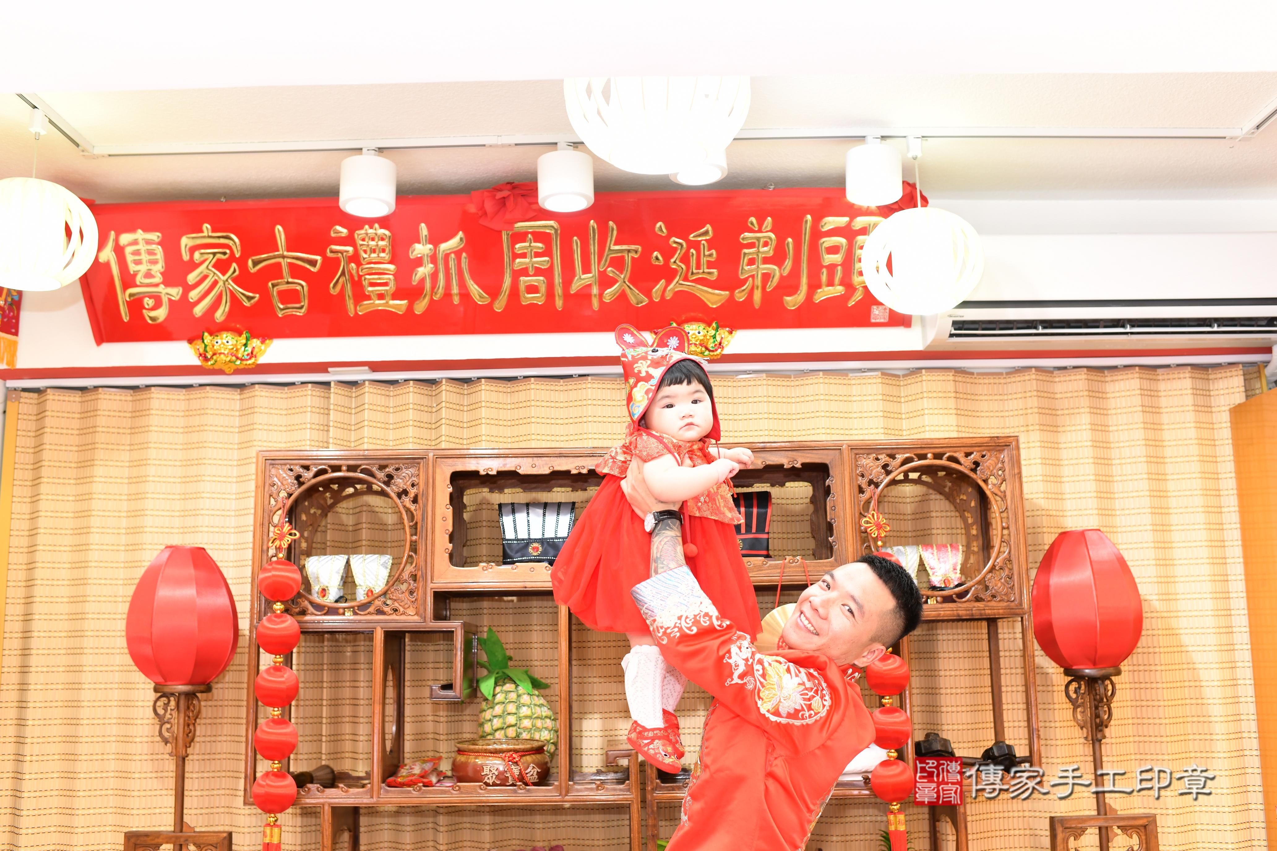 傳家手工印章台南店、抓周、度脺、中國風會場、傳家嬰兒古禮、吉祥話、抓周道具物品24種、拍照。抓周證書。寶寶抓周、滿周歲、生日快樂、祝福