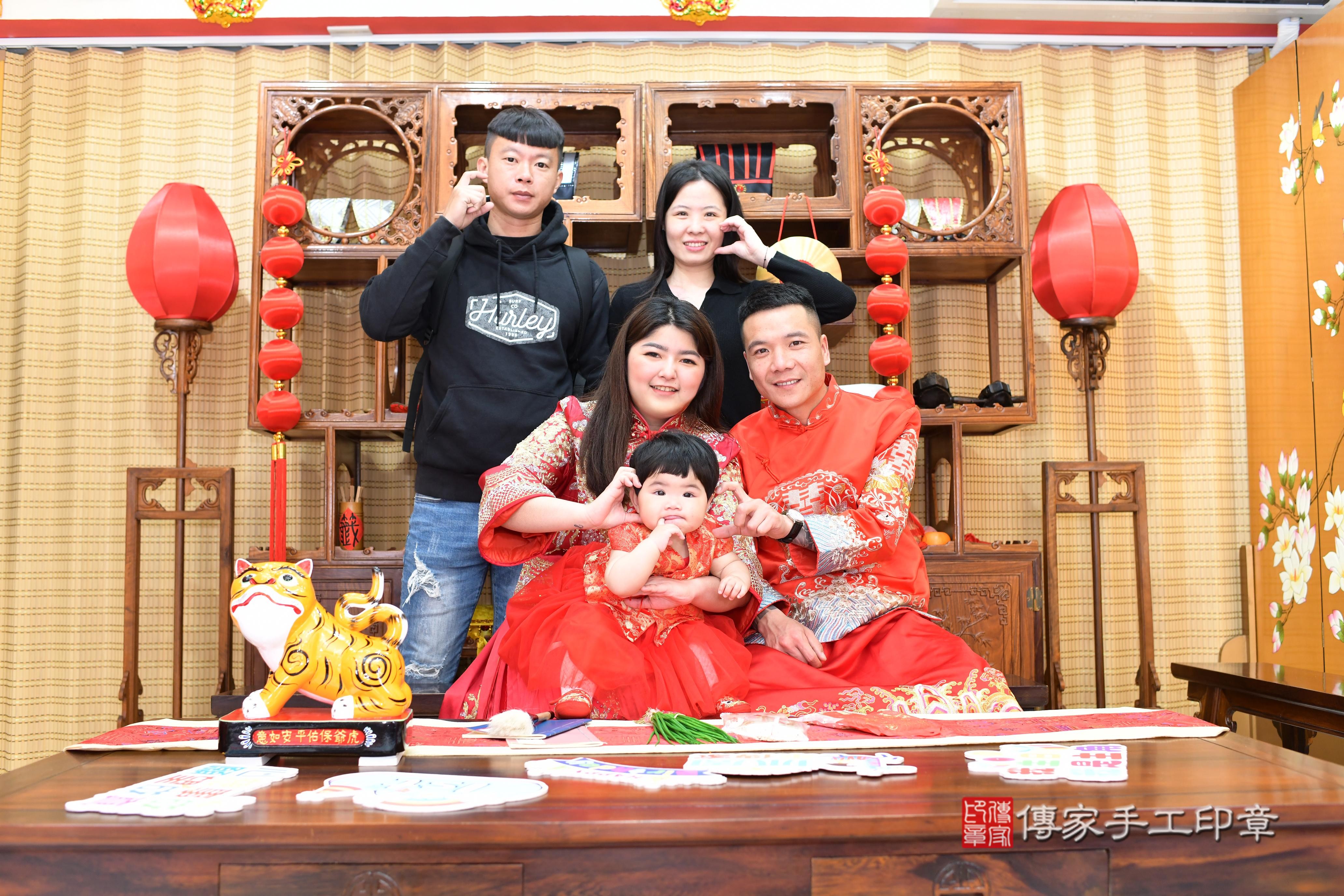 傳家手工印章台南店、抓周、度脺、中國風會場、傳家嬰兒古禮、吉祥話、抓周道具物品24種、拍照。抓周證書。寶寶抓周、滿周歲、生日快樂、祝福