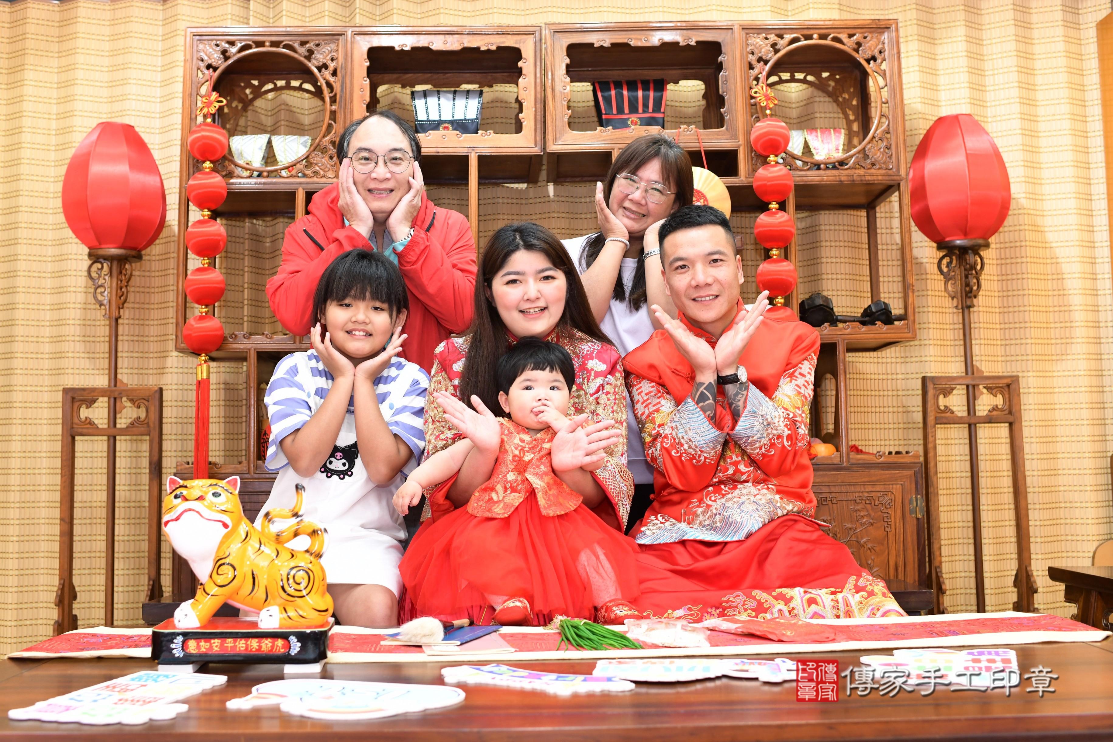 傳家手工印章台南店、抓周、度脺、中國風會場、傳家嬰兒古禮、吉祥話、抓周道具物品24種、拍照。抓周證書。寶寶抓周、滿周歲、生日快樂、祝福