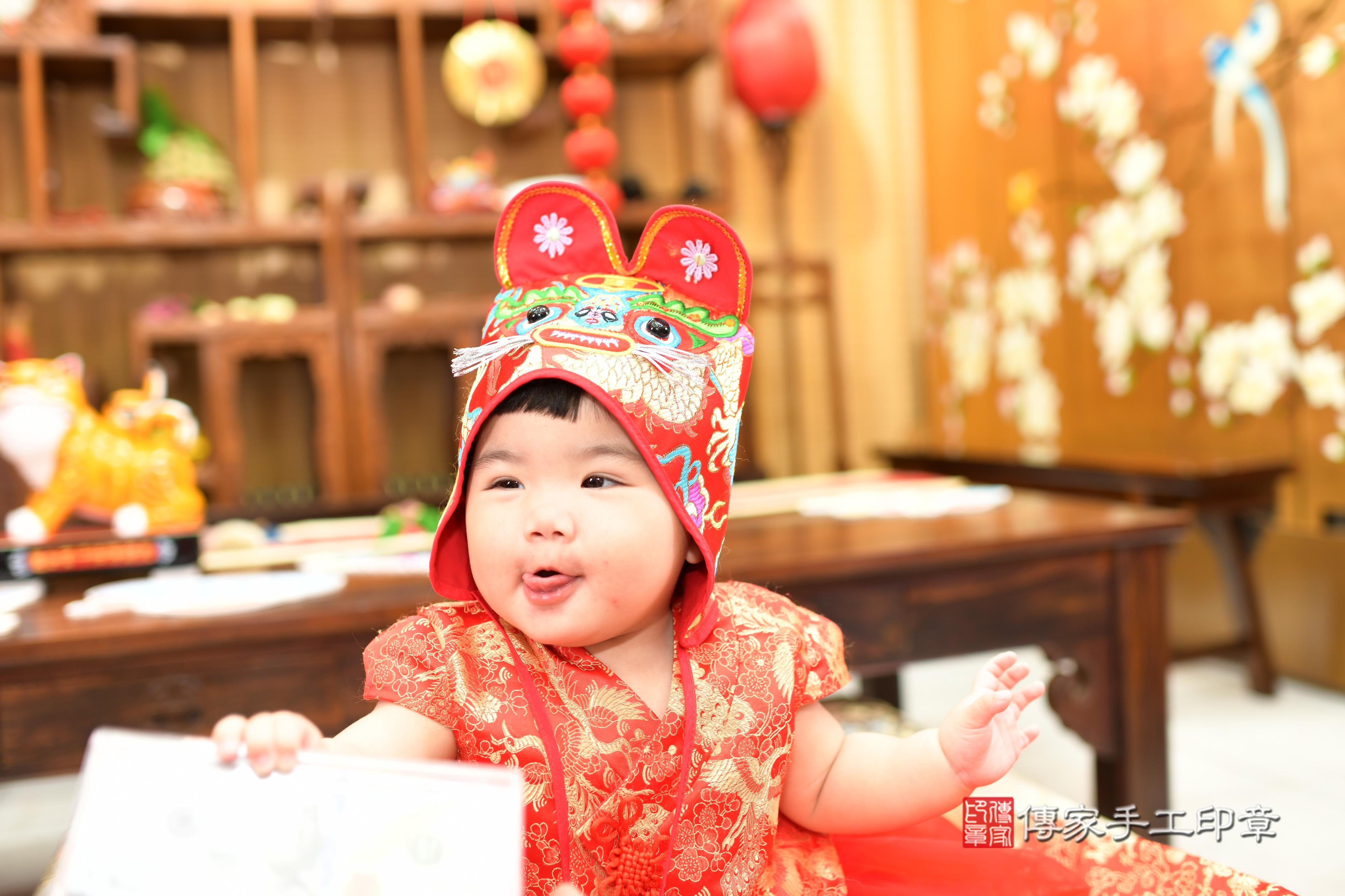 傳家手工印章台南店、抓周、度脺、中國風會場、傳家嬰兒古禮、吉祥話、抓周道具物品24種、拍照。抓周證書。寶寶抓周、滿周歲、生日快樂、祝福