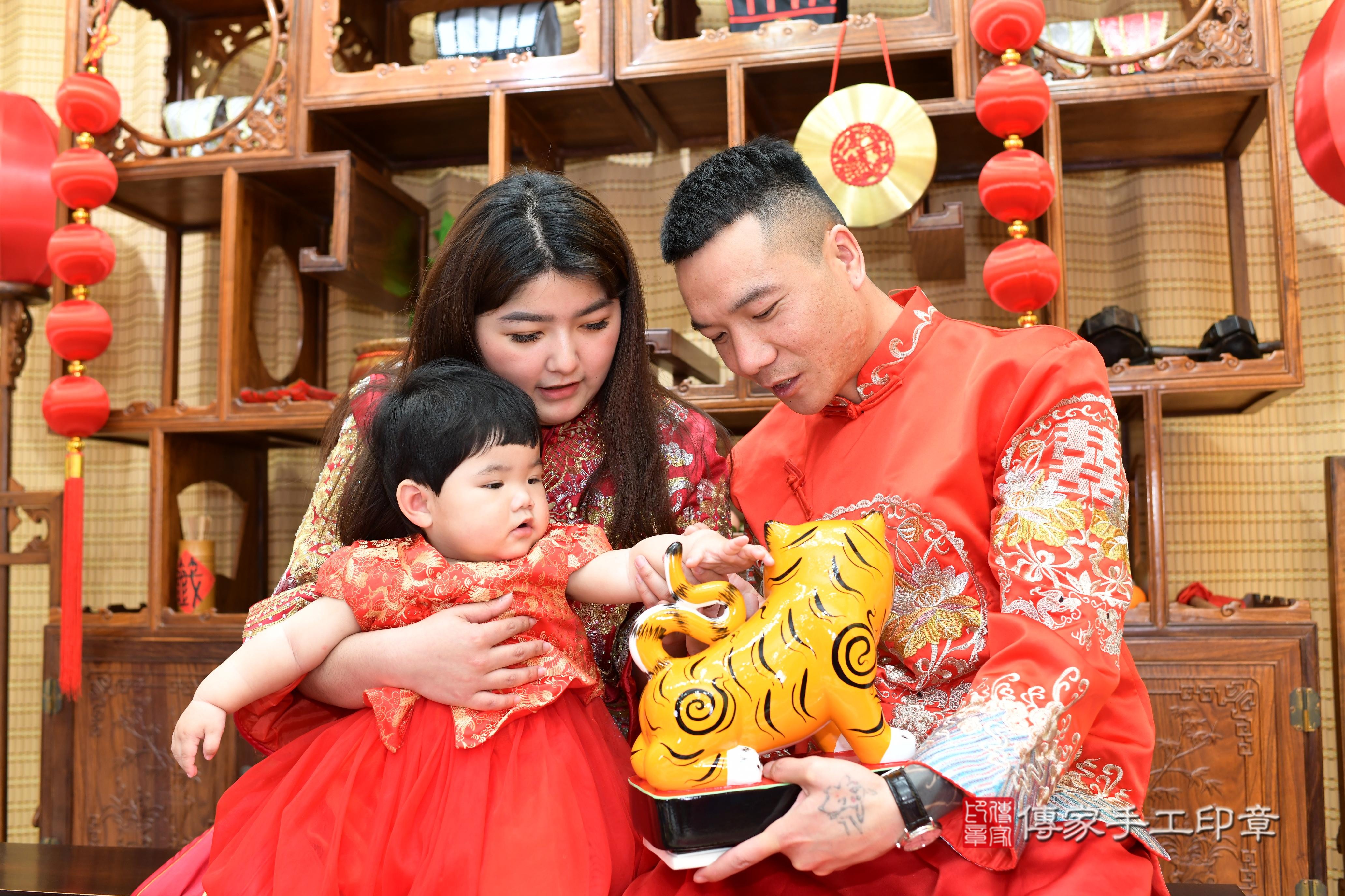 傳家手工印章台南店、抓周、度脺、中國風會場、傳家嬰兒古禮、吉祥話、抓周道具物品24種、拍照。抓周證書。寶寶抓周、滿周歲、生日快樂、祝福