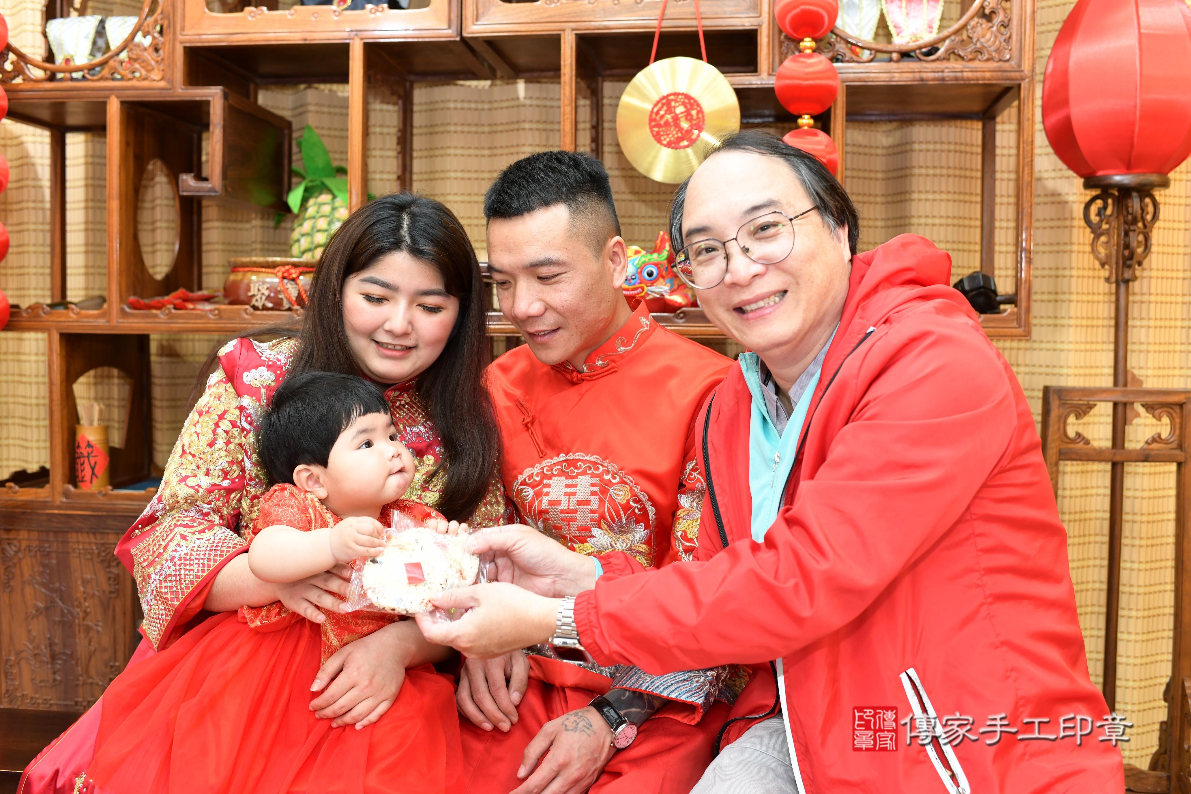 傳家手工印章台南店、抓周、度脺、中國風會場、傳家嬰兒古禮、吉祥話、抓周道具物品24種、拍照。抓周證書。寶寶抓周、滿周歲、生日快樂、祝福