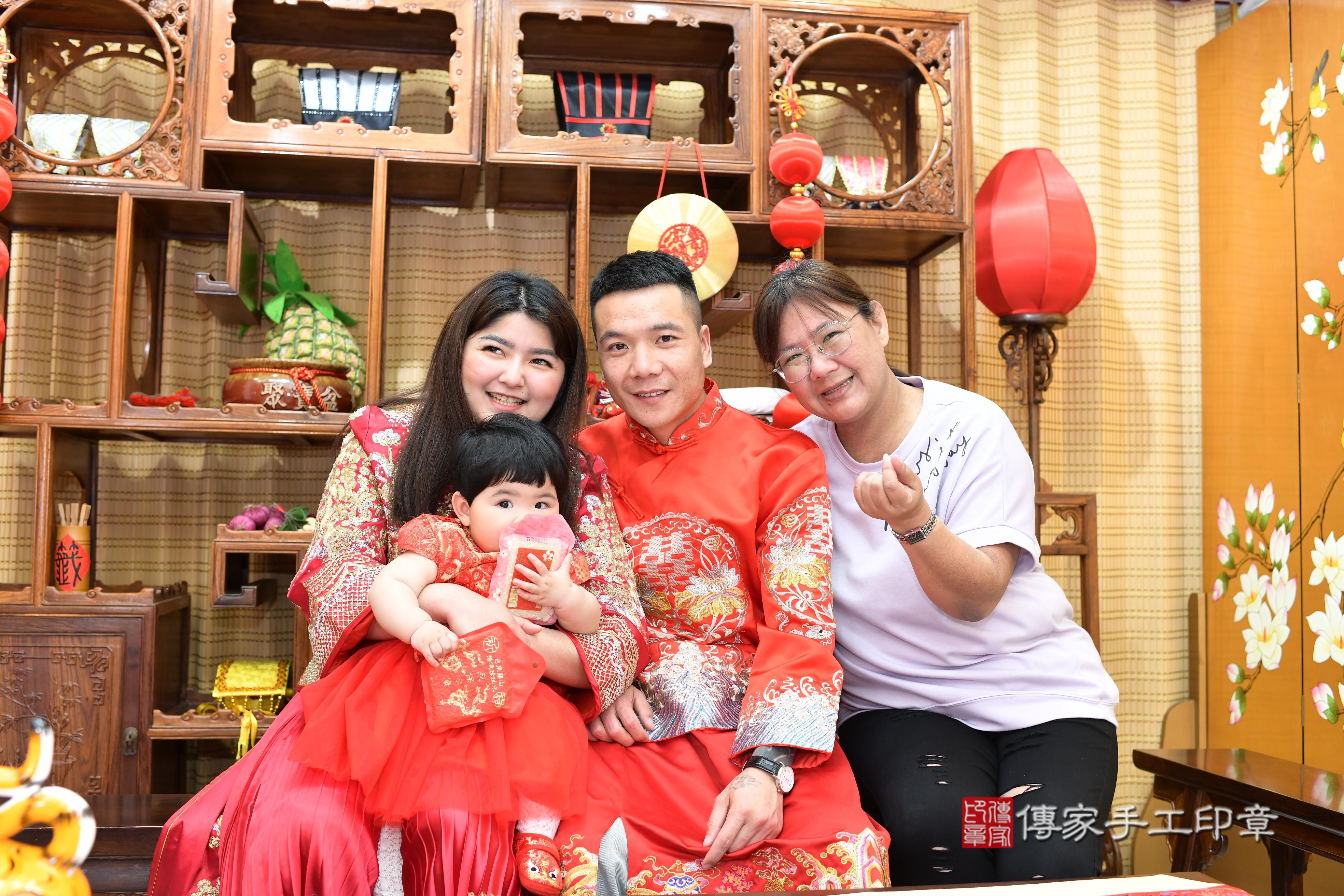 傳家手工印章台南店、抓周、度脺、中國風會場、傳家嬰兒古禮、吉祥話、抓周道具物品24種、拍照。抓周證書。寶寶抓周、滿周歲、生日快樂、祝福