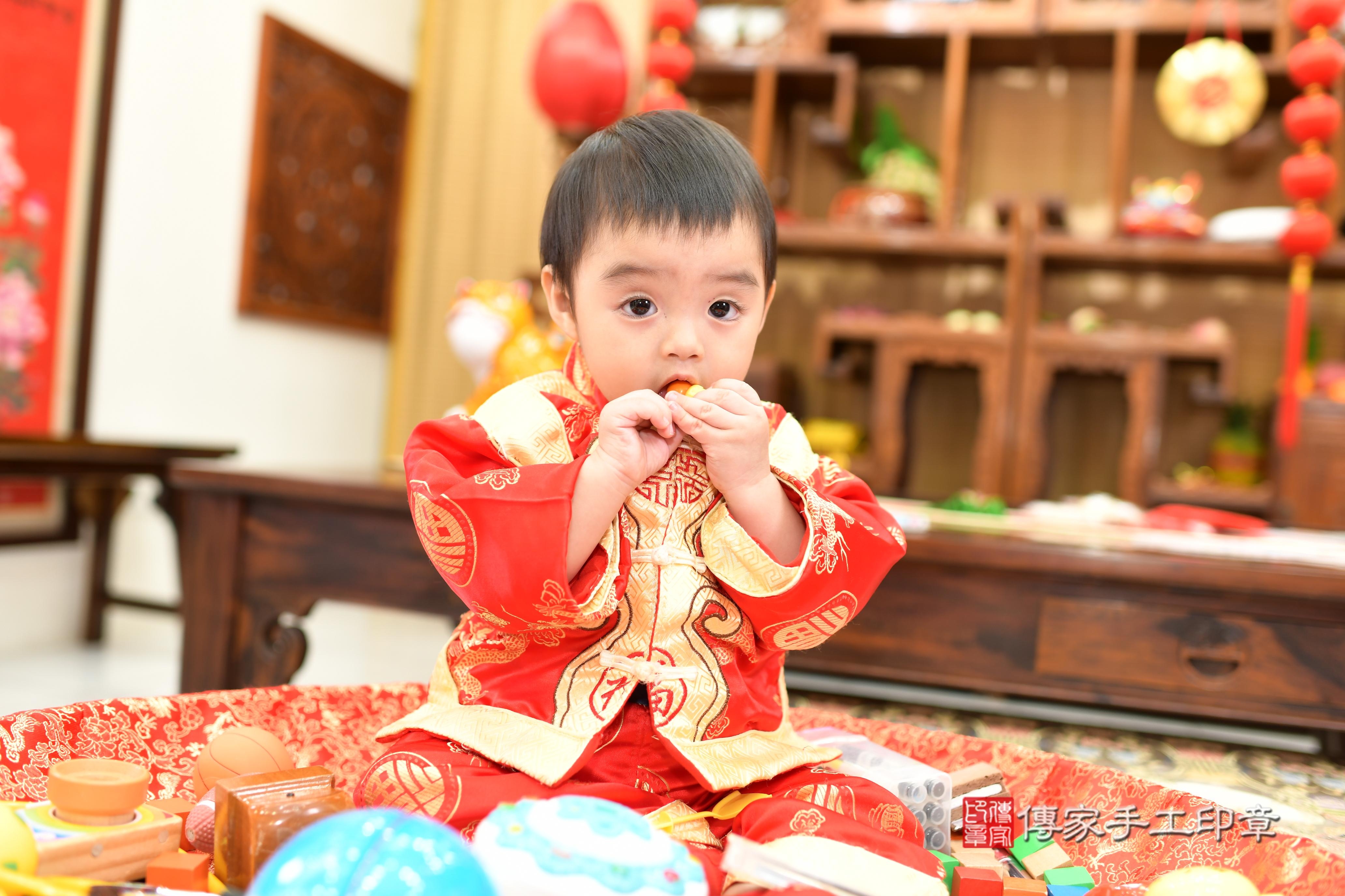 傳家手工印章台南店、抓周、度脺、中國風會場、傳家嬰兒古禮、吉祥話、抓周道具物品24種、拍照。抓周證書。寶寶抓周、滿周歲、生日快樂、祝福