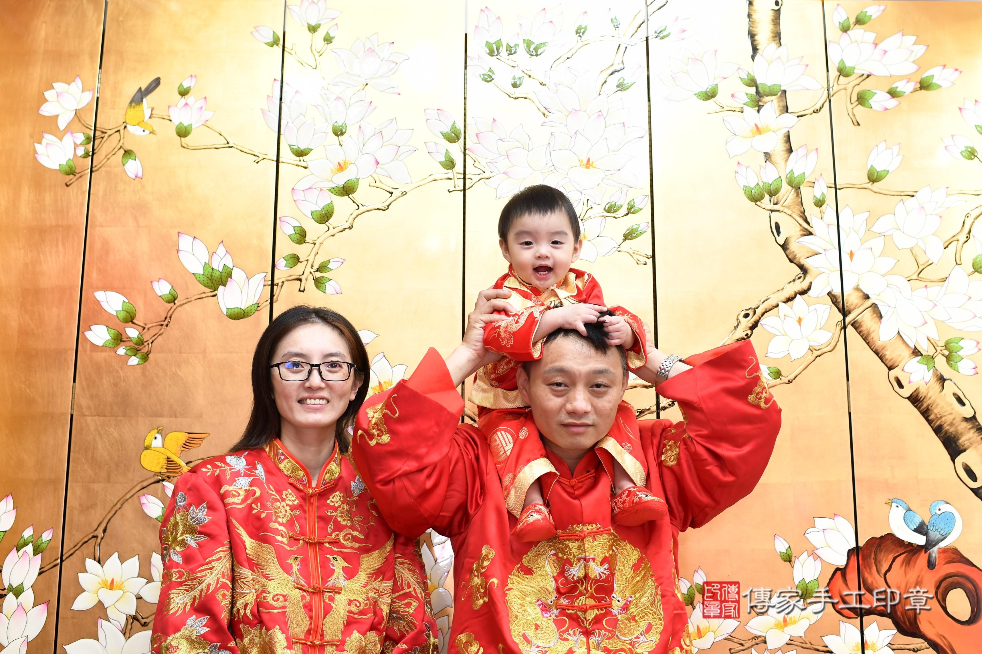 傳家手工印章台南店、抓周、度脺、中國風會場、傳家嬰兒古禮、吉祥話、抓周道具物品24種、拍照。抓周證書。寶寶抓周、滿周歲、生日快樂、祝福