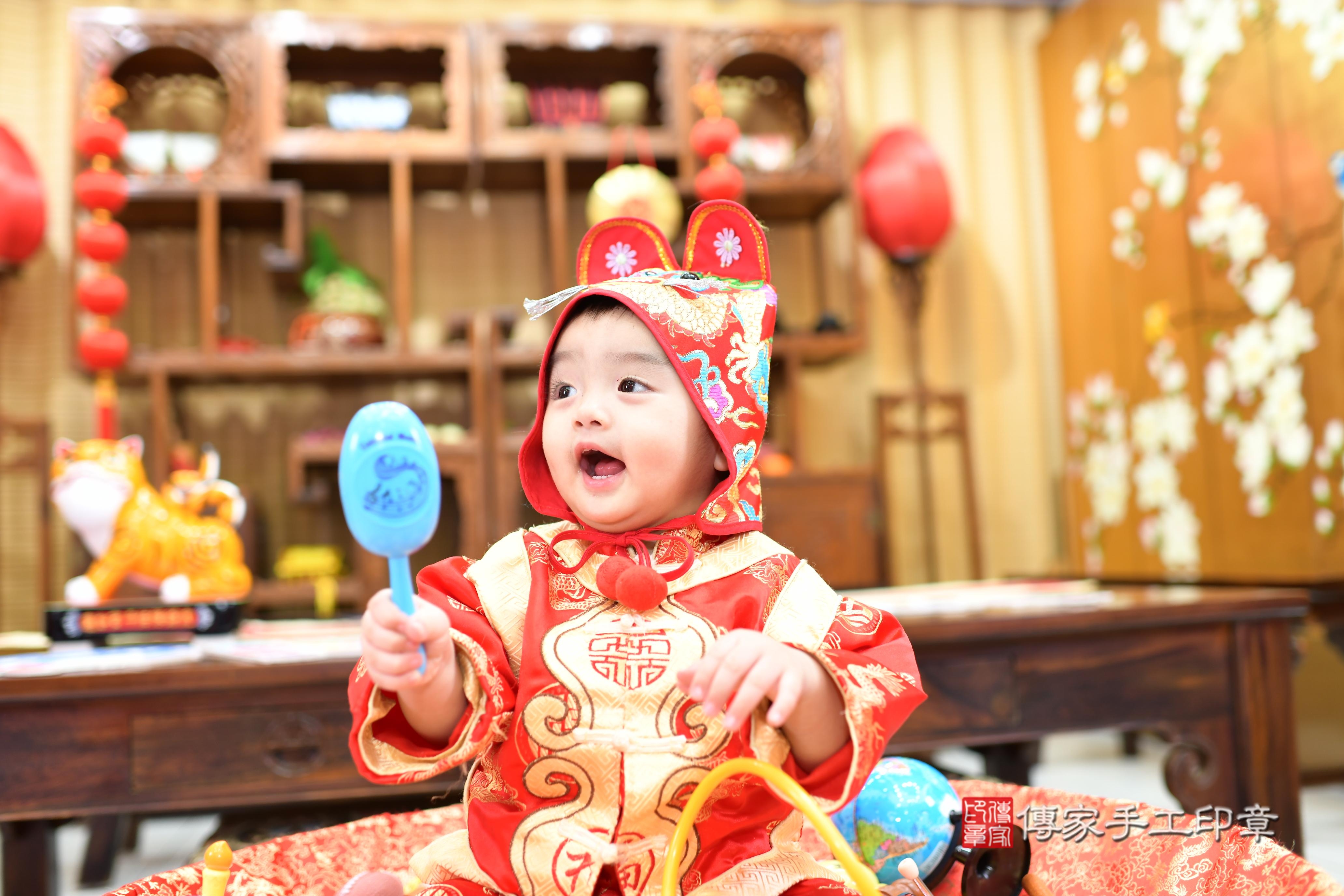 傳家手工印章台南店、抓周、度脺、中國風會場、傳家嬰兒古禮、吉祥話、抓周道具物品24種、拍照。抓周證書。寶寶抓周、滿周歲、生日快樂、祝福
