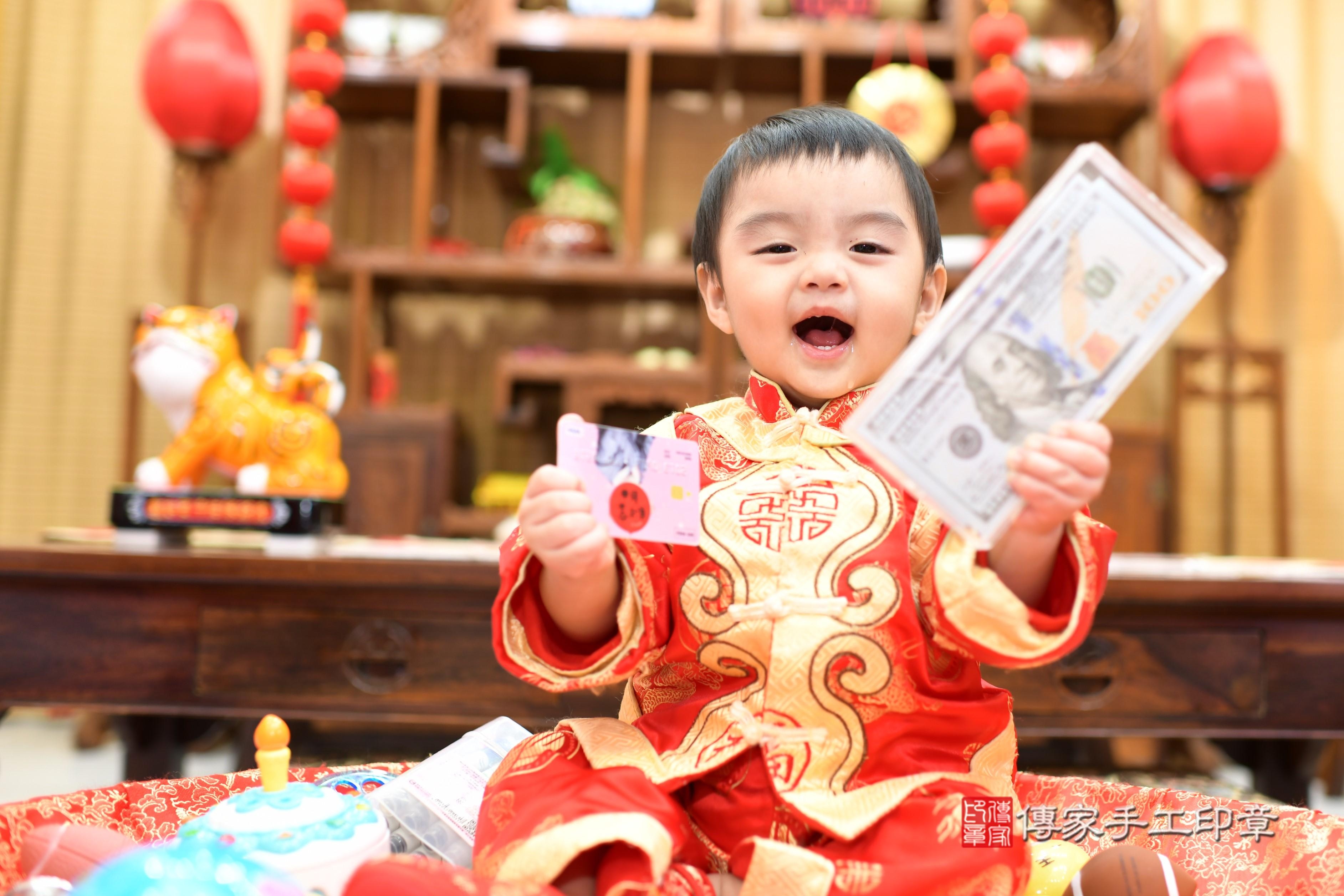 傳家手工印章台南店、抓周、度脺、中國風會場、傳家嬰兒古禮、吉祥話、抓周道具物品24種、拍照。抓周證書。寶寶抓周、滿周歲、生日快樂、祝福