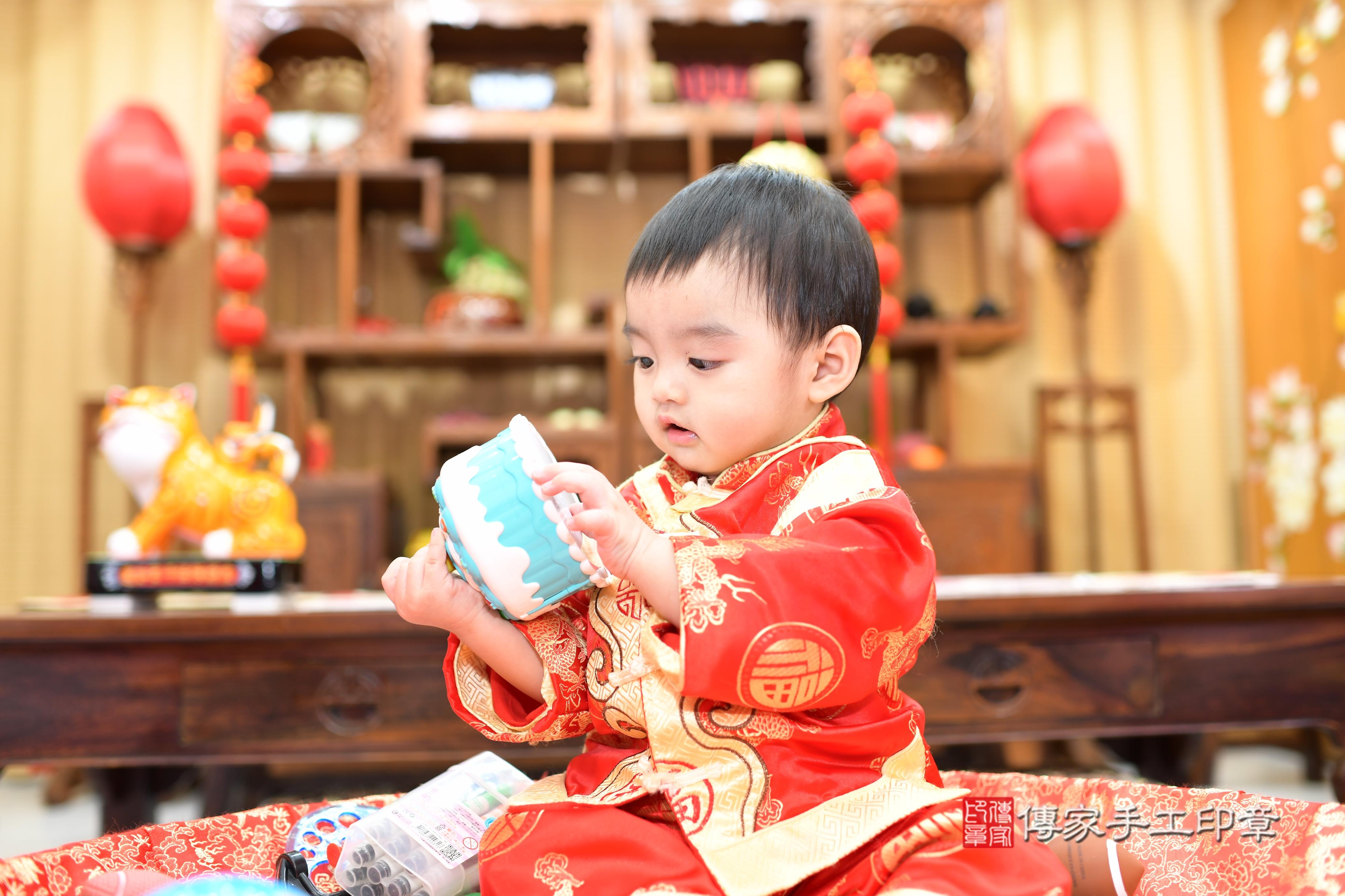 傳家手工印章台南店、抓周、度脺、中國風會場、傳家嬰兒古禮、吉祥話、抓周道具物品24種、拍照。抓周證書。寶寶抓周、滿周歲、生日快樂、祝福