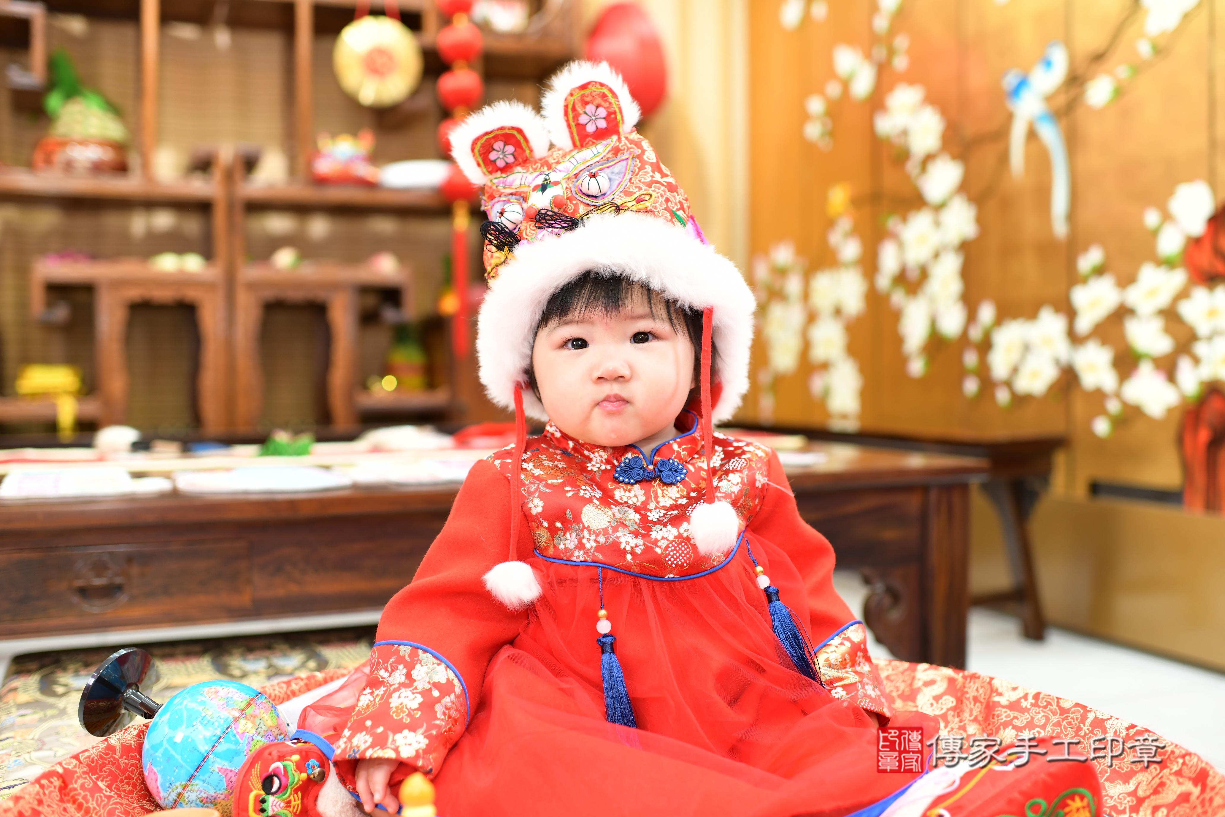 傳家手工印章台南店、抓周、度脺、中國風會場、傳家嬰兒古禮、吉祥話、抓周道具物品24種、拍照。抓周證書。寶寶抓周、滿周歲、生日快樂、祝福