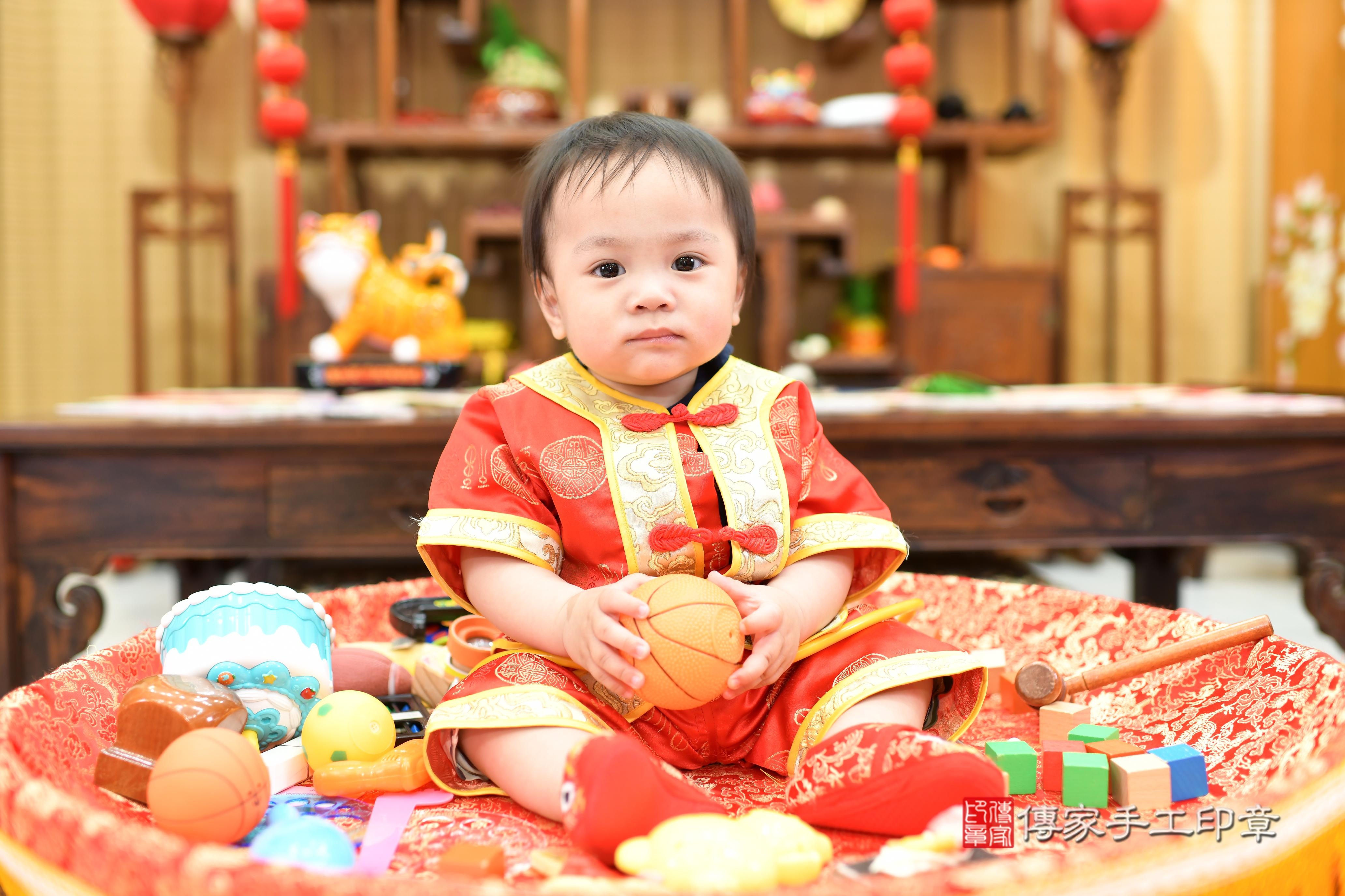 傳家手工印章台南店、抓周、度脺、中國風會場、傳家嬰兒古禮、吉祥話、抓周道具物品24種、拍照。抓周證書。寶寶抓周、滿周歲、生日快樂、祝福