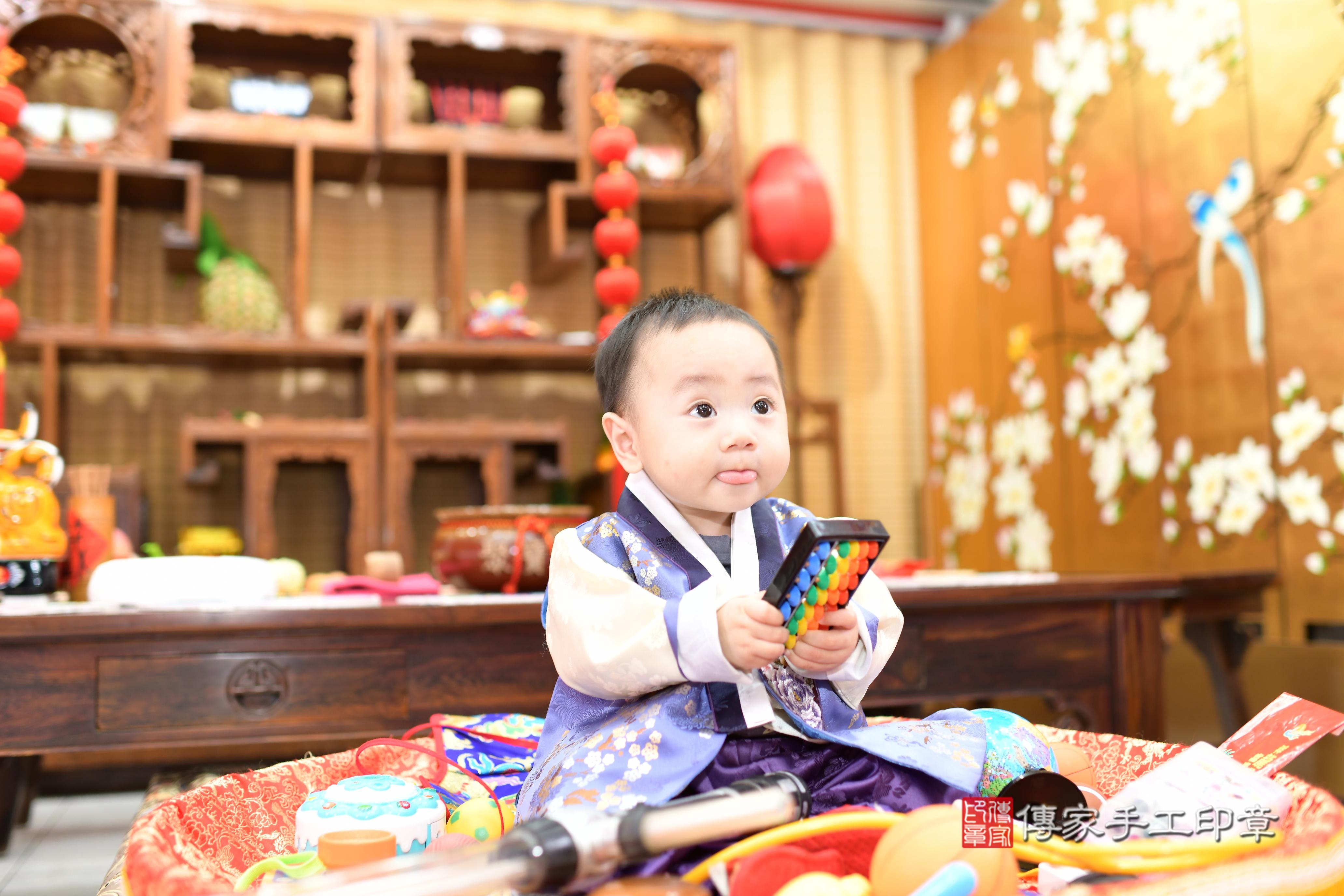 傳家手工印章台南店、抓周、度脺、中國風會場、傳家嬰兒古禮、吉祥話、抓周道具物品24種、拍照。抓周證書。寶寶抓周、滿周歲、生日快樂、祝福