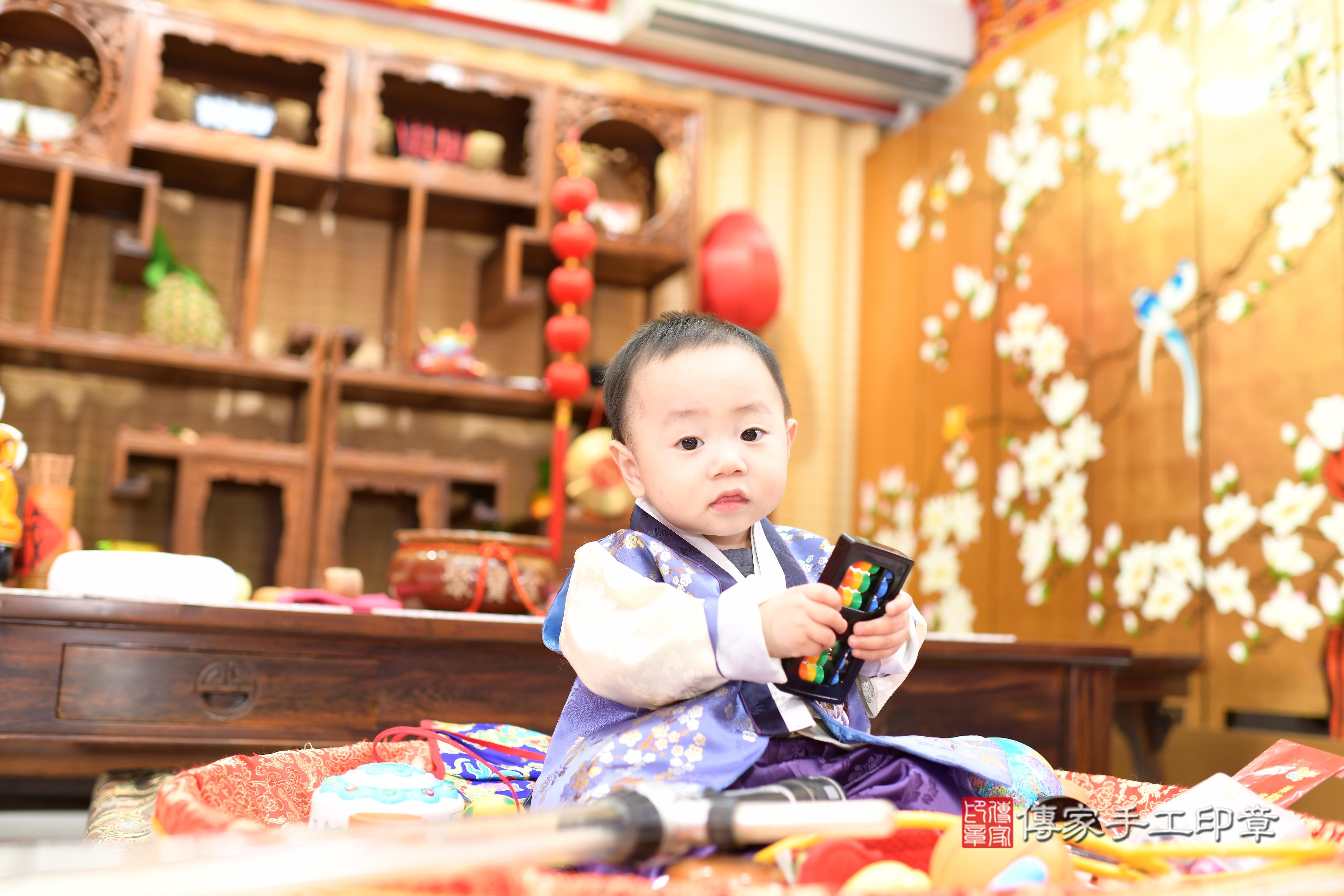 傳家手工印章台南店、抓周、度脺、中國風會場、傳家嬰兒古禮、吉祥話、抓周道具物品24種、拍照。抓周證書。寶寶抓周、滿周歲、生日快樂、祝福