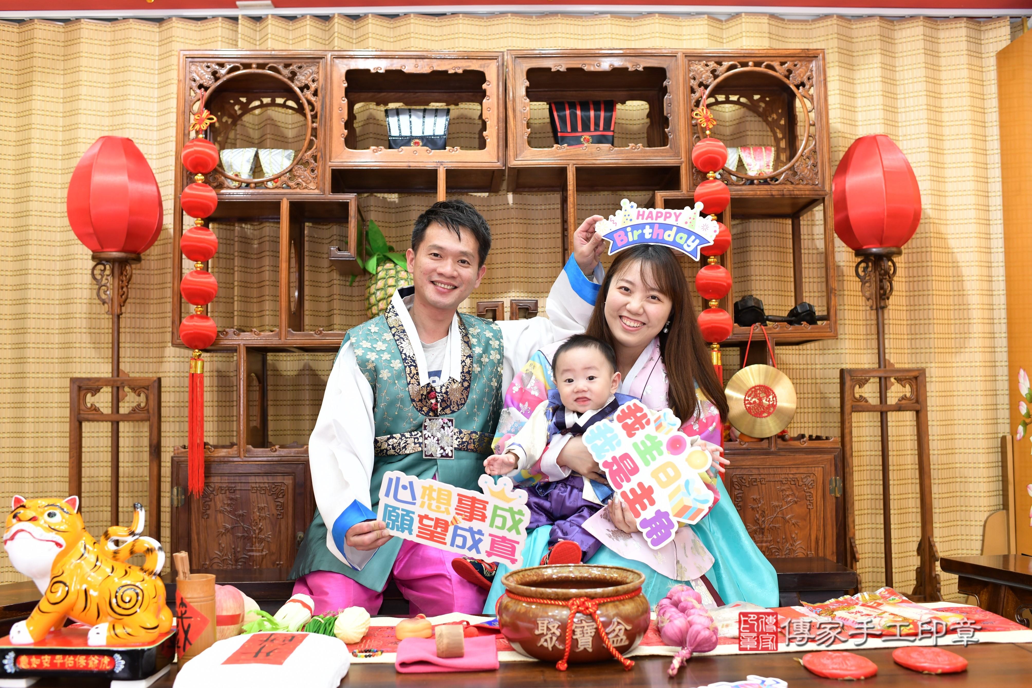 傳家手工印章台南店、抓周、度脺、中國風會場、傳家嬰兒古禮、吉祥話、抓周道具物品24種、拍照。抓周證書。寶寶抓周、滿周歲、生日快樂、祝福