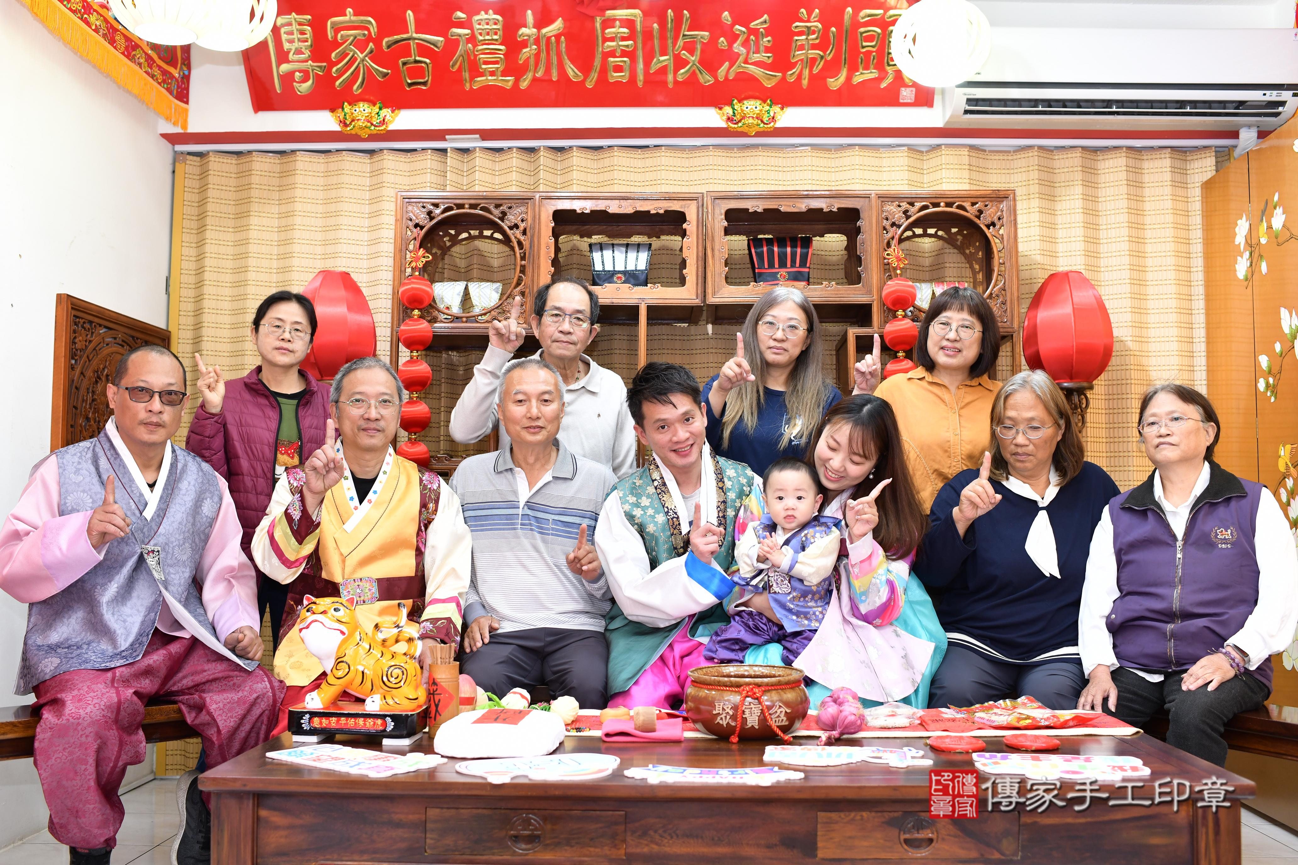 傳家手工印章台南店、抓周、度脺、中國風會場、傳家嬰兒古禮、吉祥話、抓周道具物品24種、拍照。抓周證書。寶寶抓周、滿周歲、生日快樂、祝福